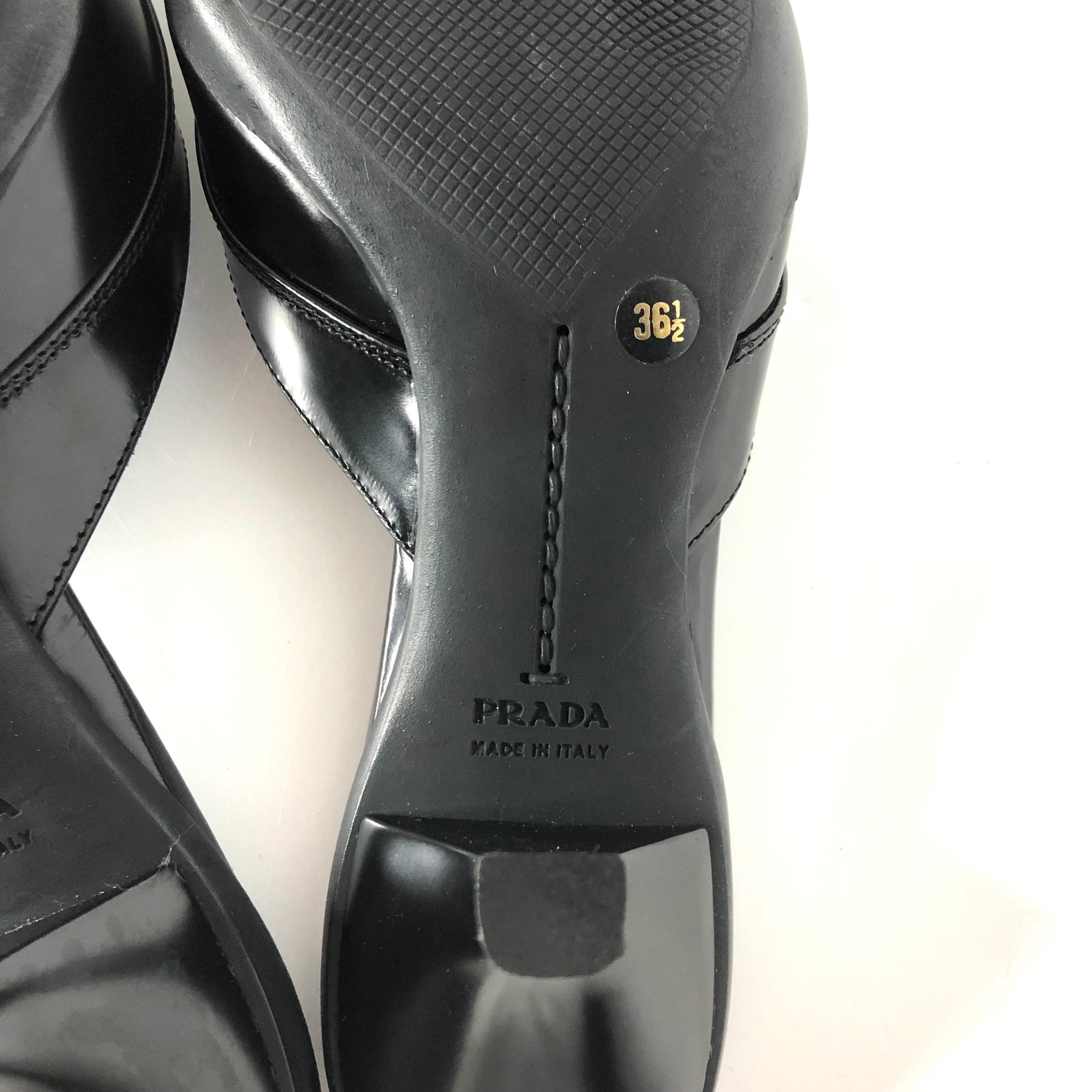 NIB Prada Logo Plaque Black Pointed Toe Kitten Heel Mules Pumps 36.5 in vendita 3