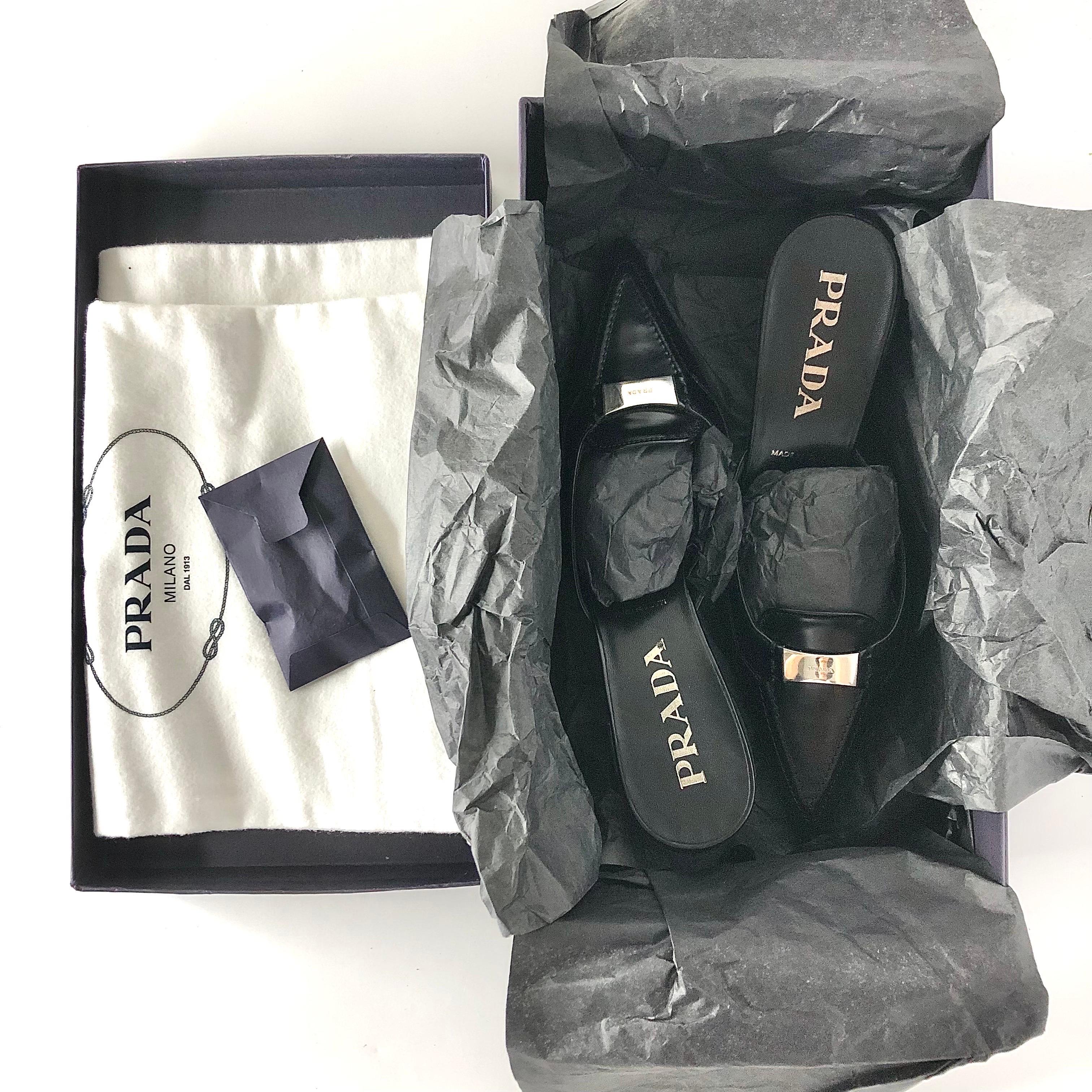 NIB Prada Logo Plaque Black Pointed Toe Kitten Heel Mules Pumps 36.5 in vendita 4