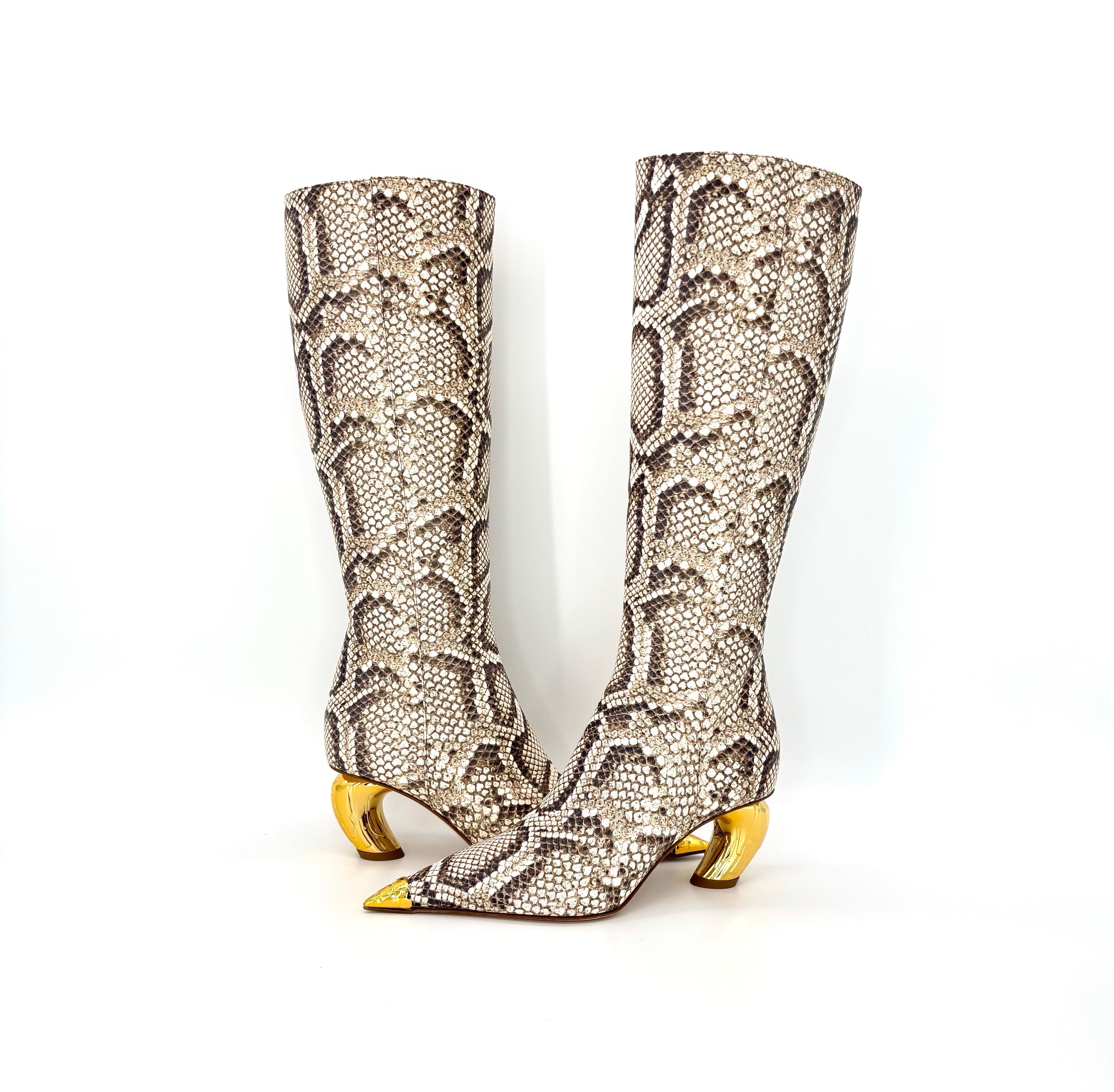 Beige NIB Roberto Cavalli Tiger Tooth Snake Print Knee High Pointed Toe Boots 38 in vendita