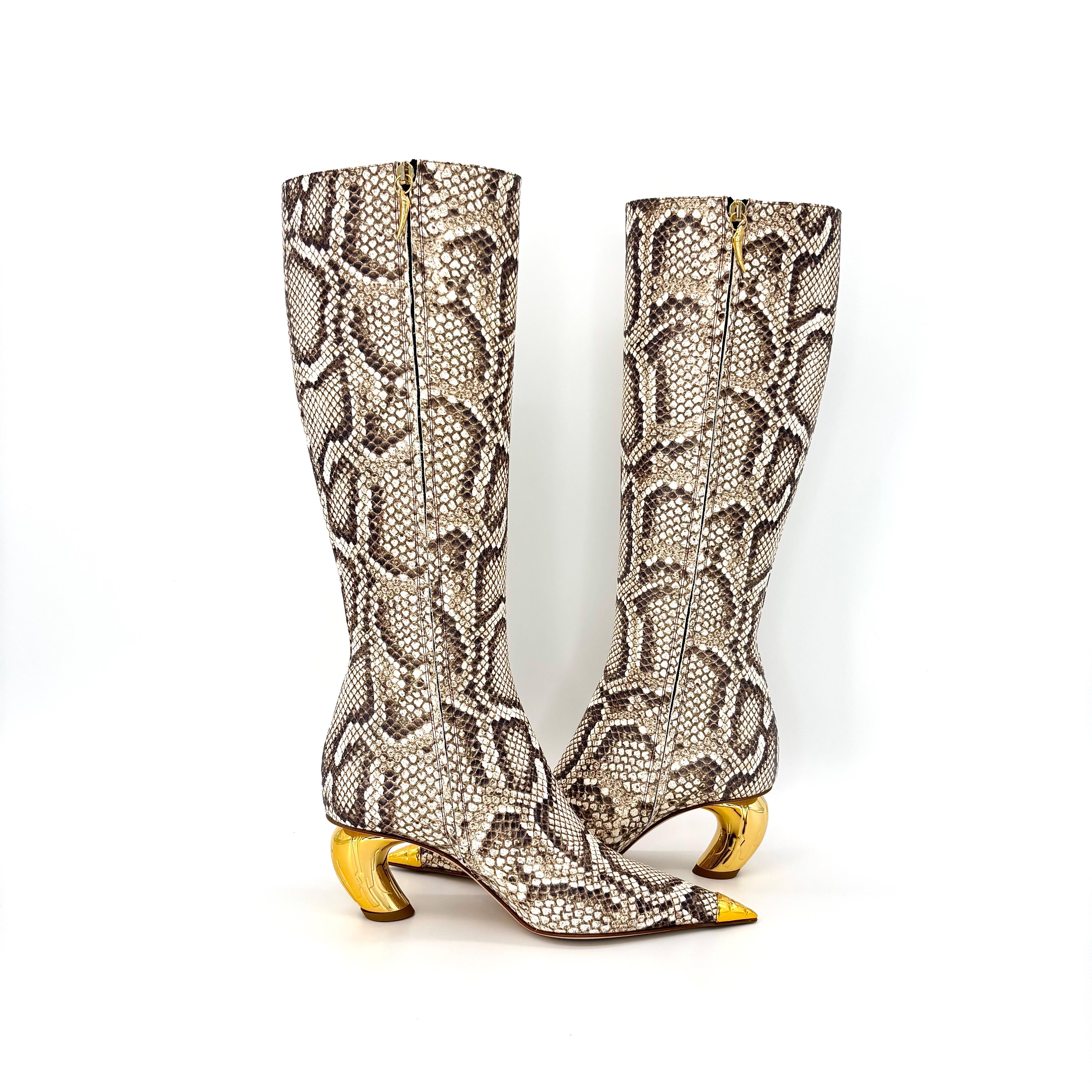 NIB Roberto Cavalli Tiger Tooth Snake Print Knee High Pointed Toe Boots 38 In condizioni Nuovo in vendita a Mechanicsville, VA
