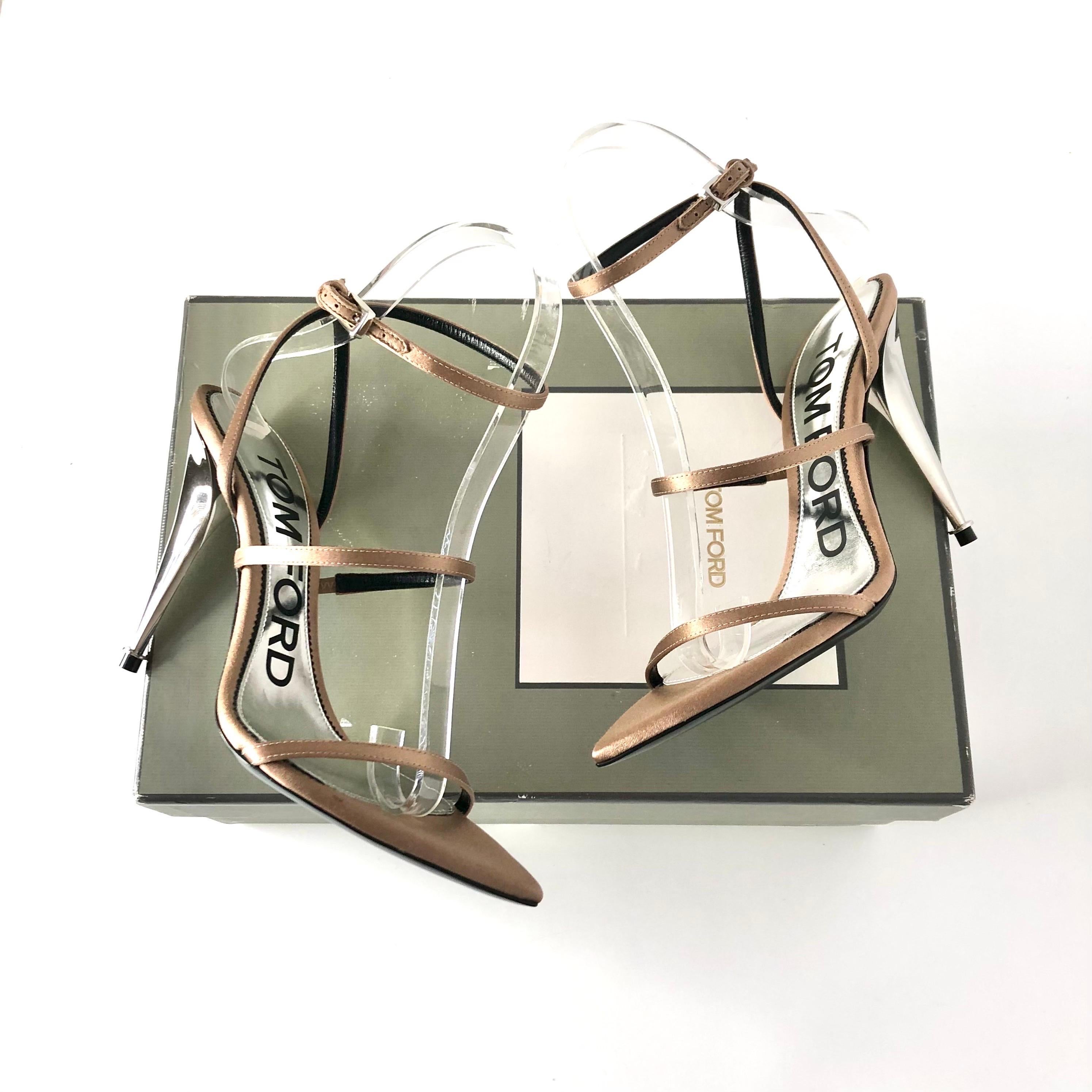 Tom Ford Flesh Satin Riemchensandalen mit spitzer Spitze und hohem Absatz
Neu, im Originalkarton, mit Staubbeutel (Anzeichen von Anprobe)
Farbe Flesh
Größe 36.5EU
Obermaterial aus Stoff
Ledersohle
Gespitzte Zehe 
Verstellbarer, überkreuzter