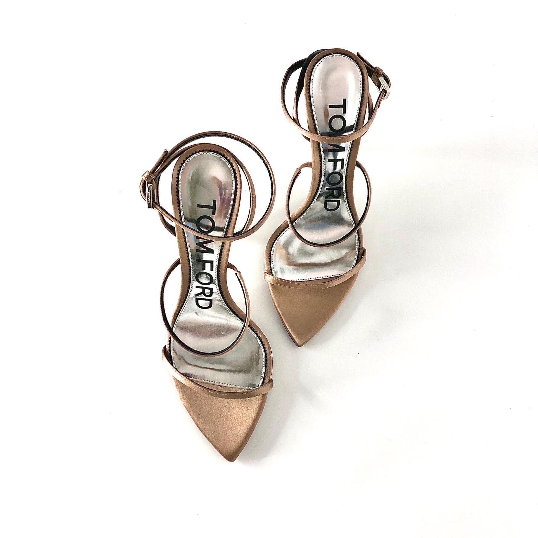 NIB Tom Ford Flesh Satin Strappy Pointed Toe Hochhackige Sandalen 36.5 (Braun) im Angebot
