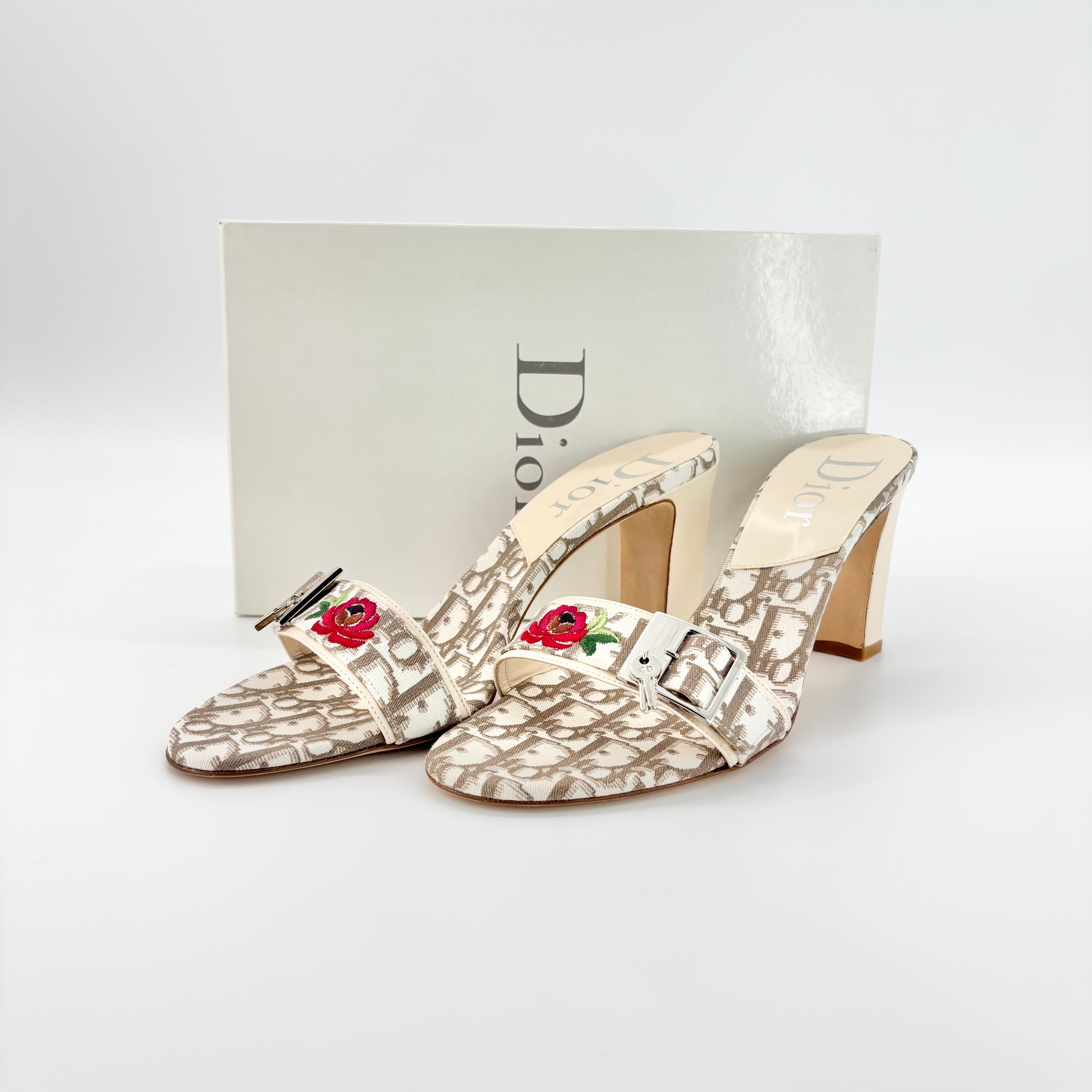 Vintage Christian Dior 2005 Diorissimo Lock and Key Monogram Print Mules

Color Beige Multi
Size 40.5EU
Heel height 3.5in

Leather and fabric upper
Leather sole
Oblique pattern
Medium heel height
Padlock and keys adornment in silver finish
Rose