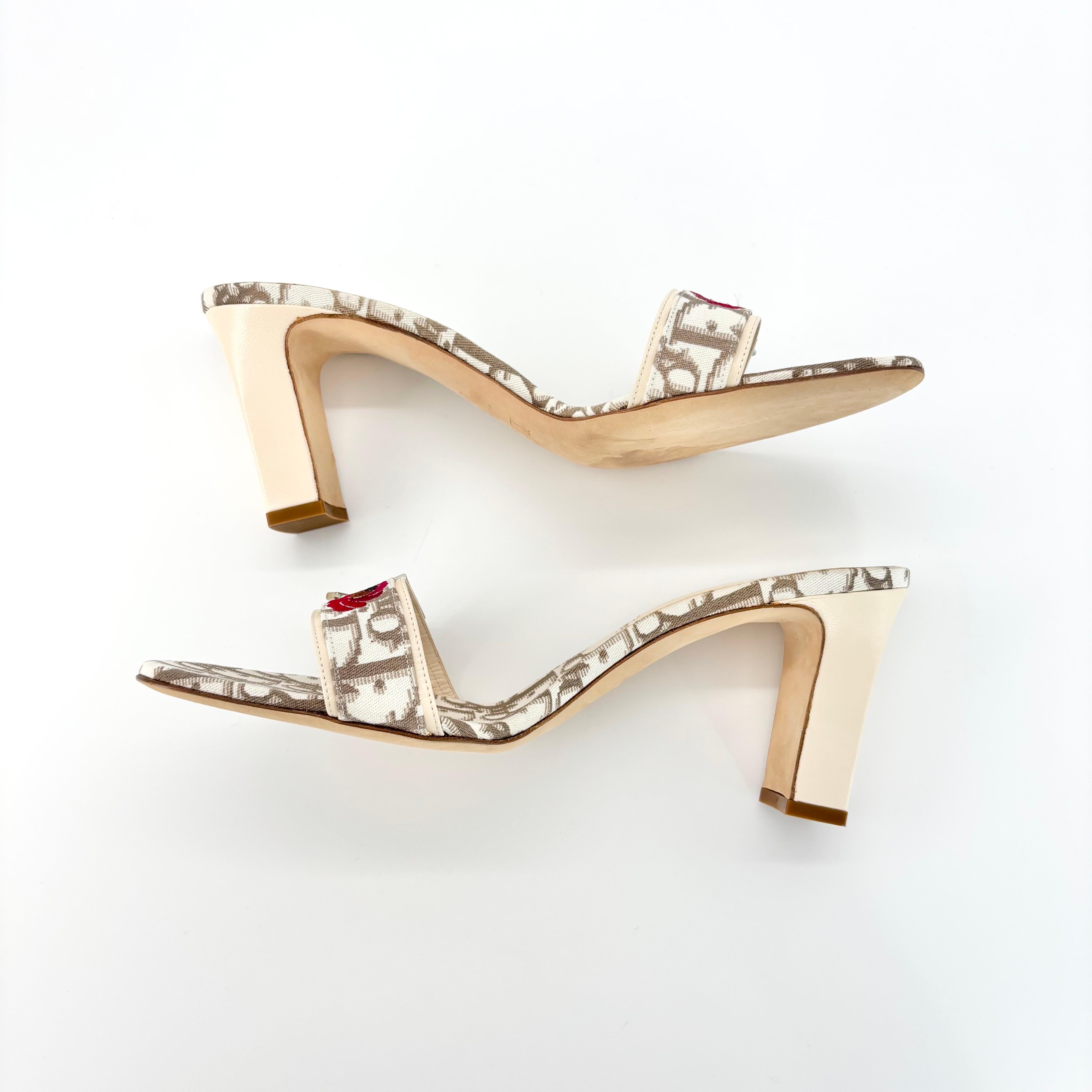NIB Vintage Christian Dior 2005 Galliano Lock and Key Monogram Print Mules 40.5 In Excellent Condition For Sale In Mechanicsville, VA