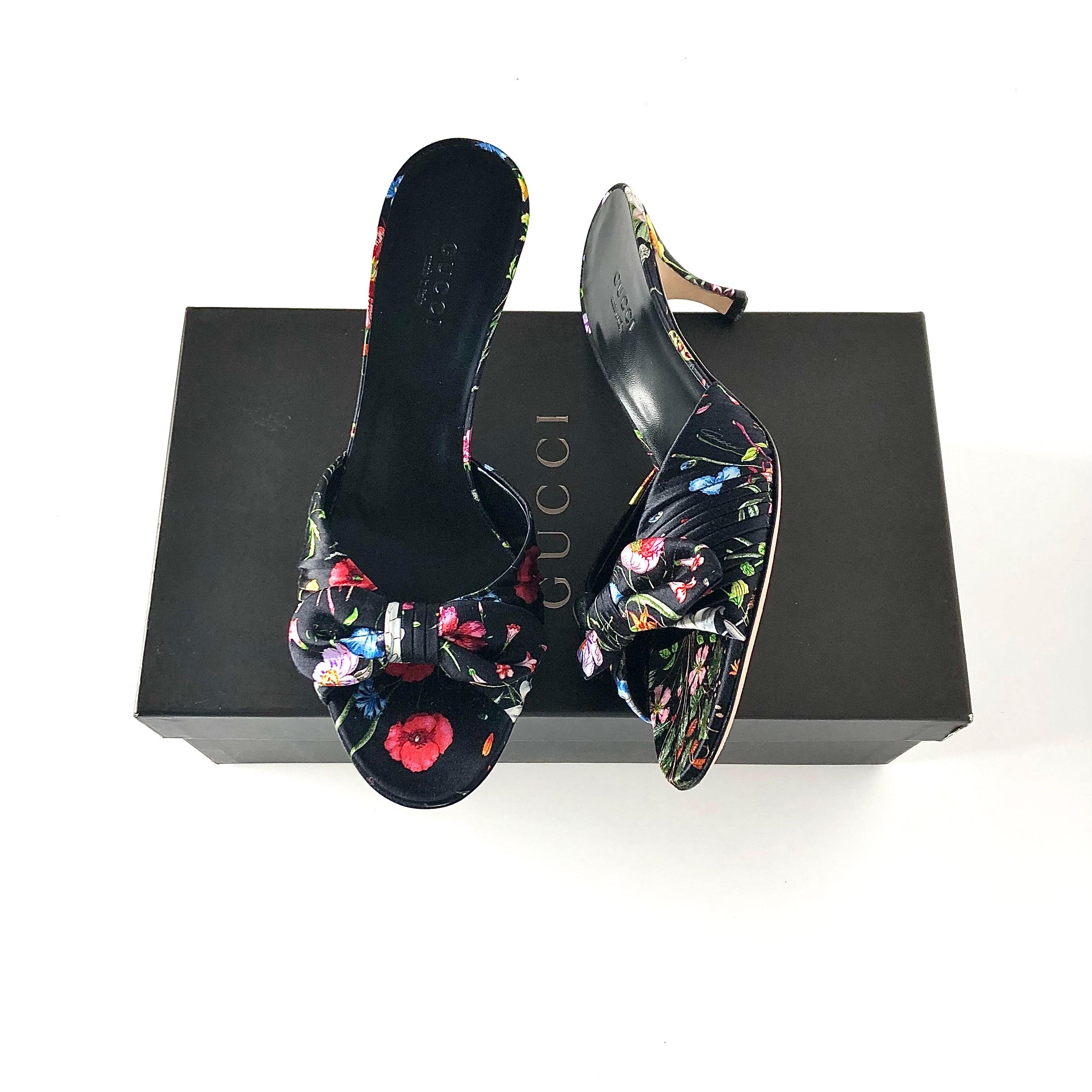 Vintage Gucci Flora Bow Slip On Kitten Heeled Mules
Neuf, dans sa boîte d'origine, avec sac à poussière, talonnettes de rechange
Couleur Nero Multi
Taille 6US
Dessus en satin
Semelle en cuir
Modèle à enfiler
Talon bas
Signature en petits caractères