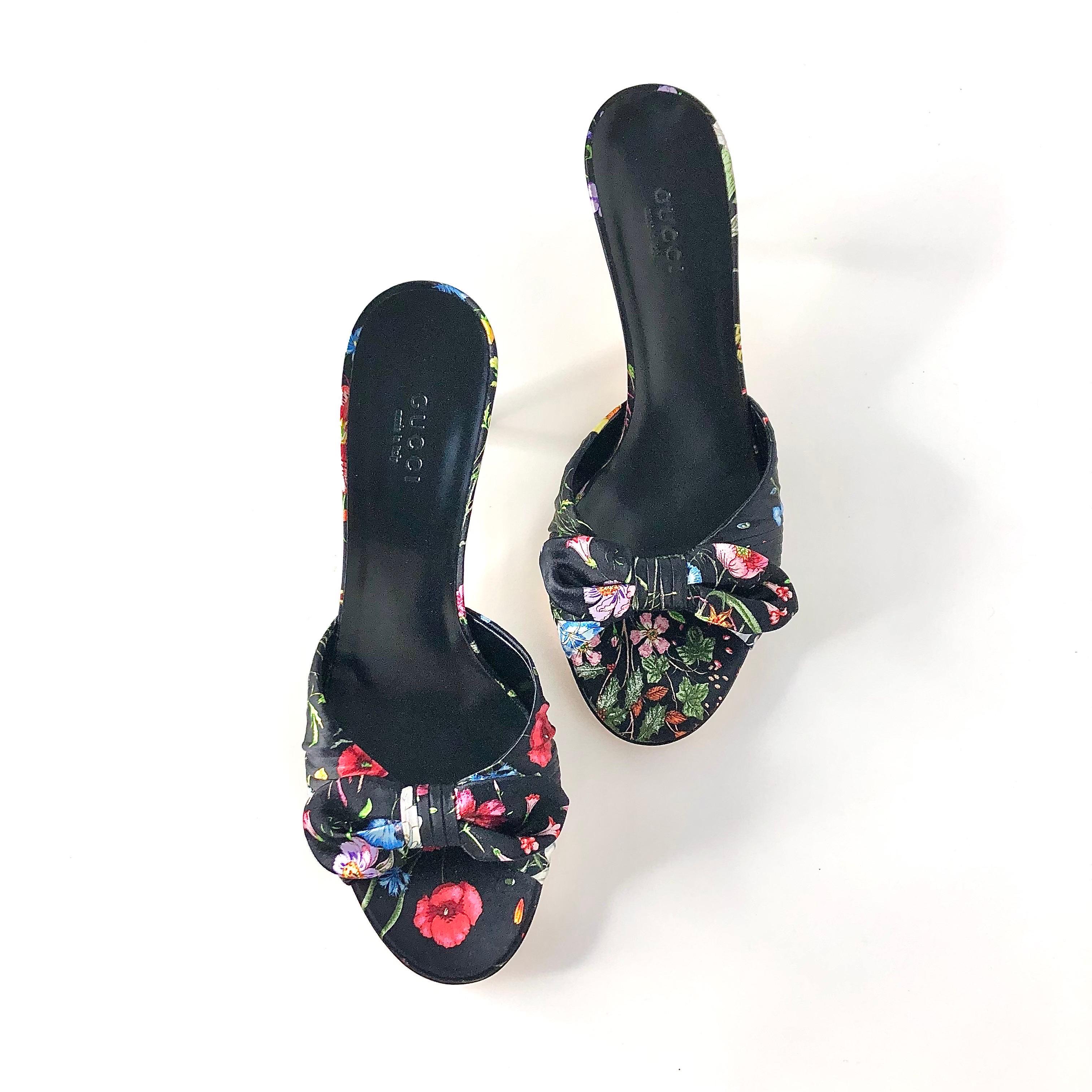 Noir NIB Vintage Gucci Flora Satin Bow Flower Print Kitten Heel Slip On Mules 6 en vente