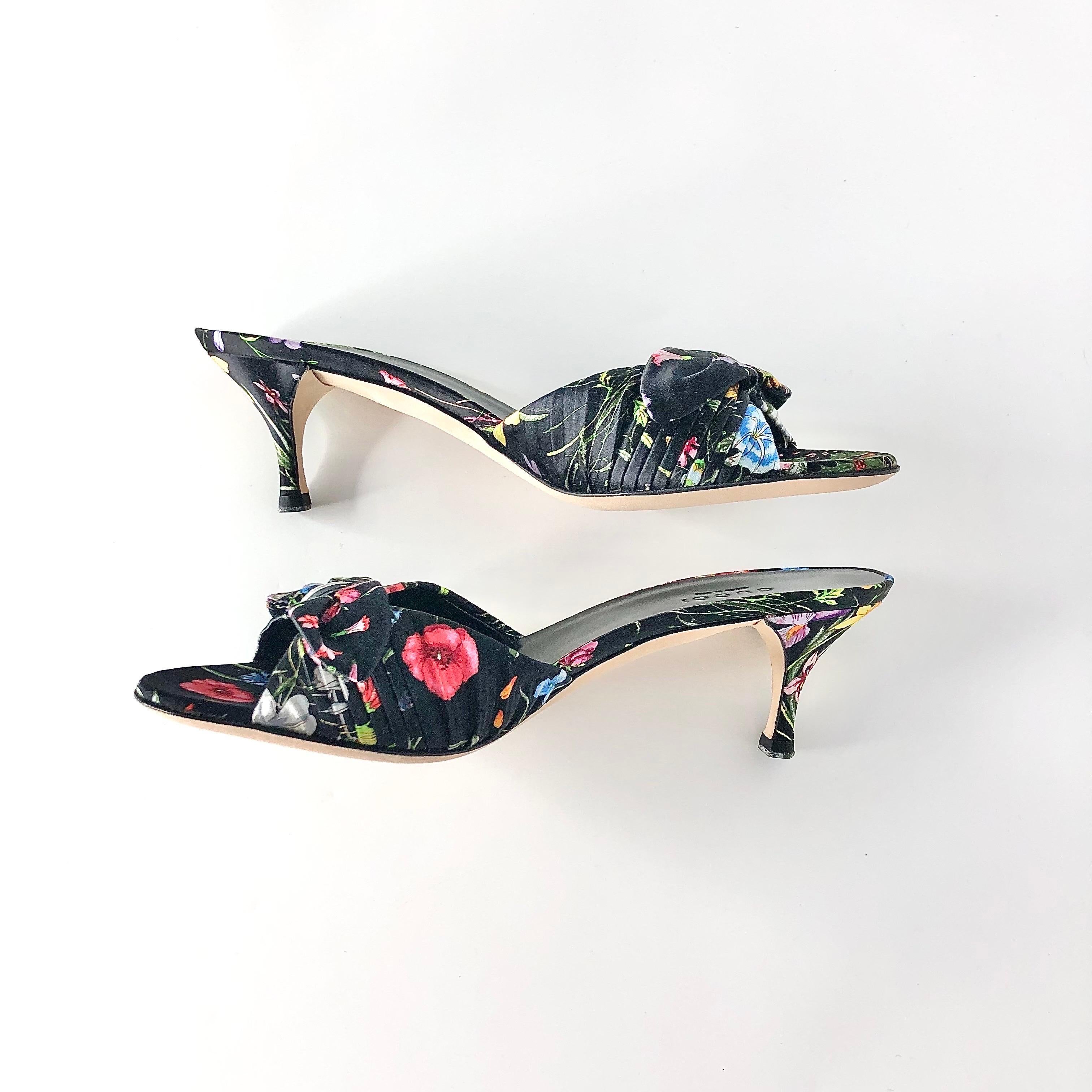 NIB Vintage Gucci Flora Satin Bow Flower Print Kitten Heel Slip On Mules 6 Pour femmes en vente