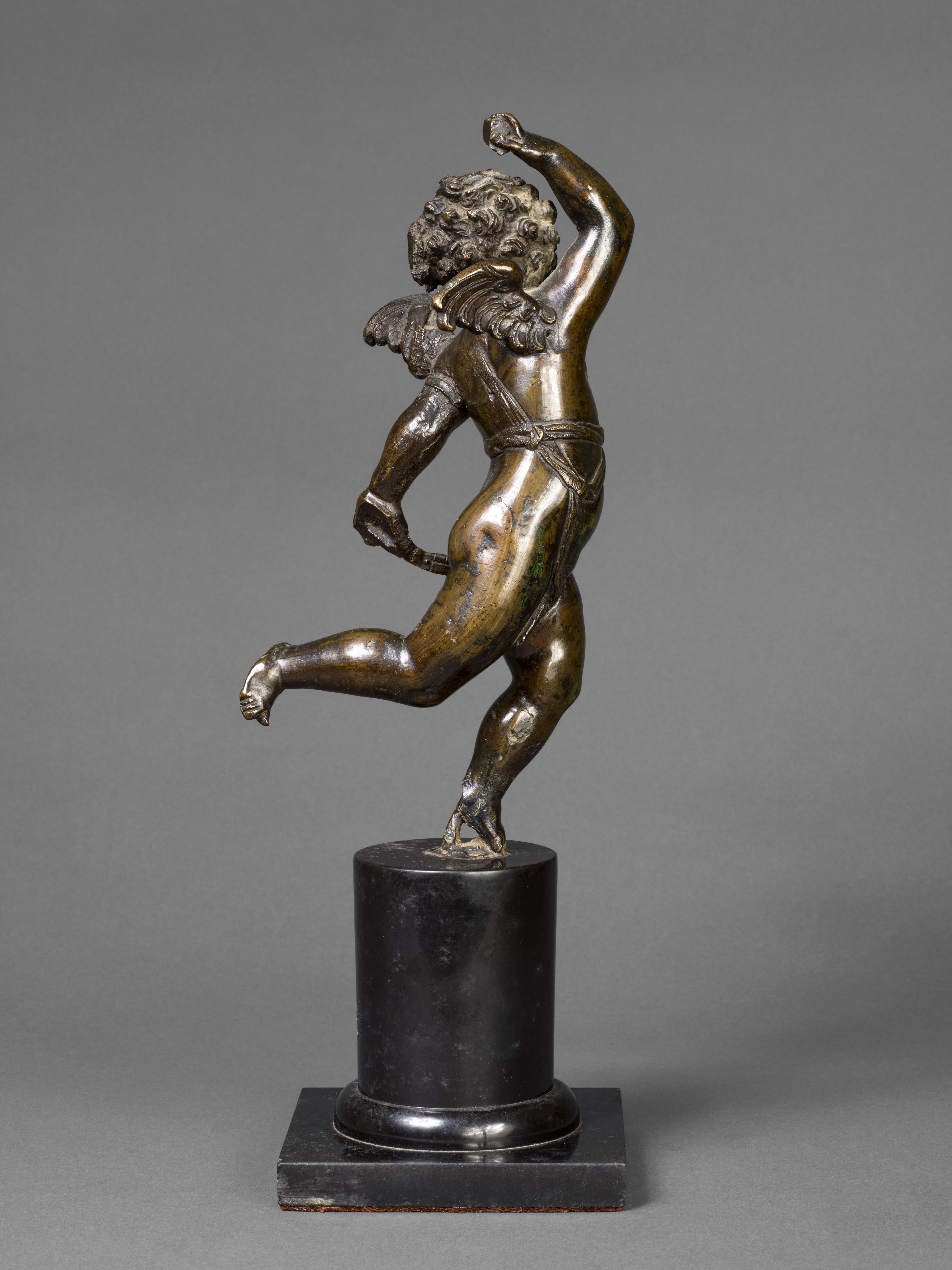 Belle figure en bronze d'un chérubin ailé, également connu sous le nom de putto.