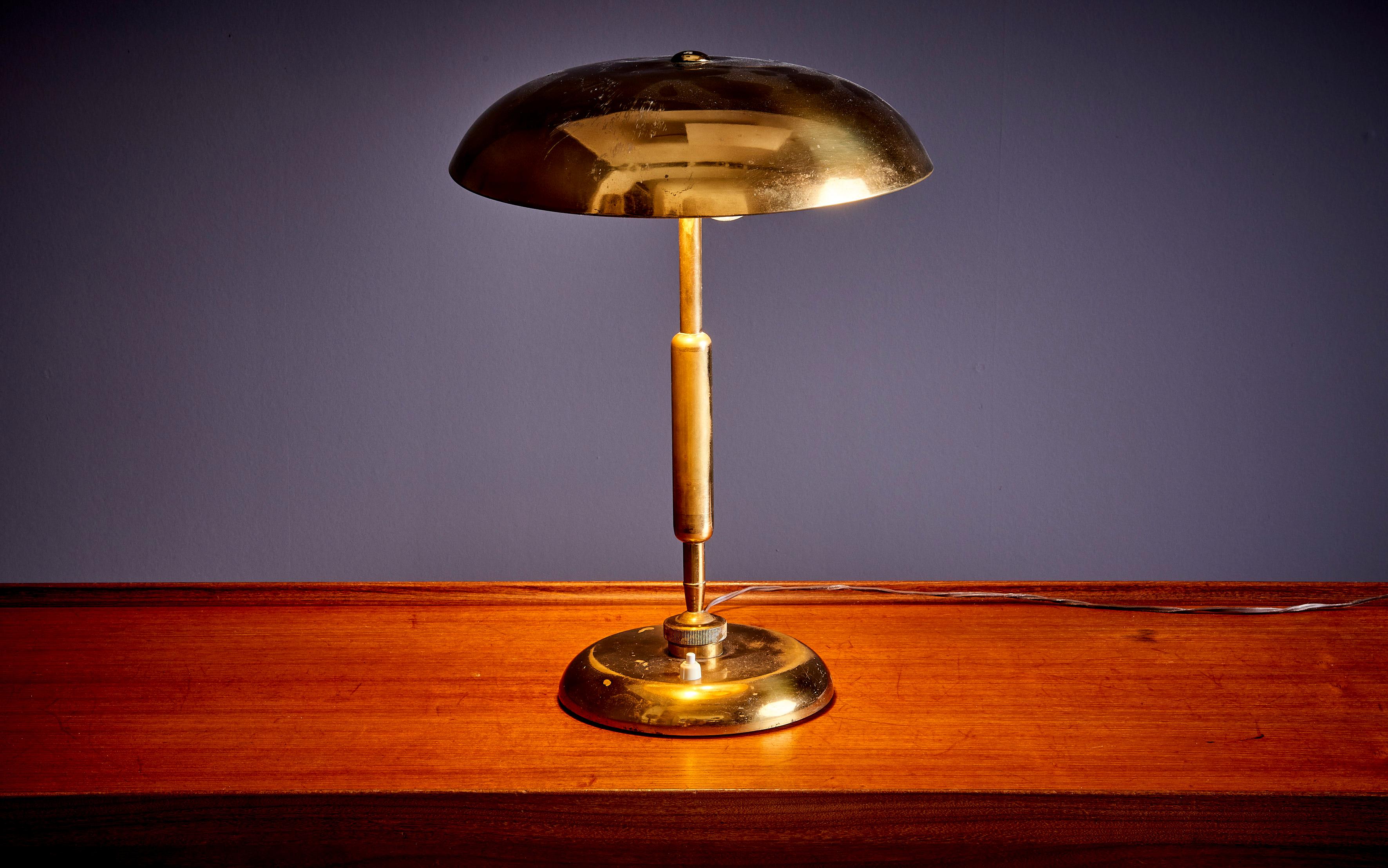 italien Jolie lampe de bureau en laiton des années 1950 fabriquée en Italie en vente
