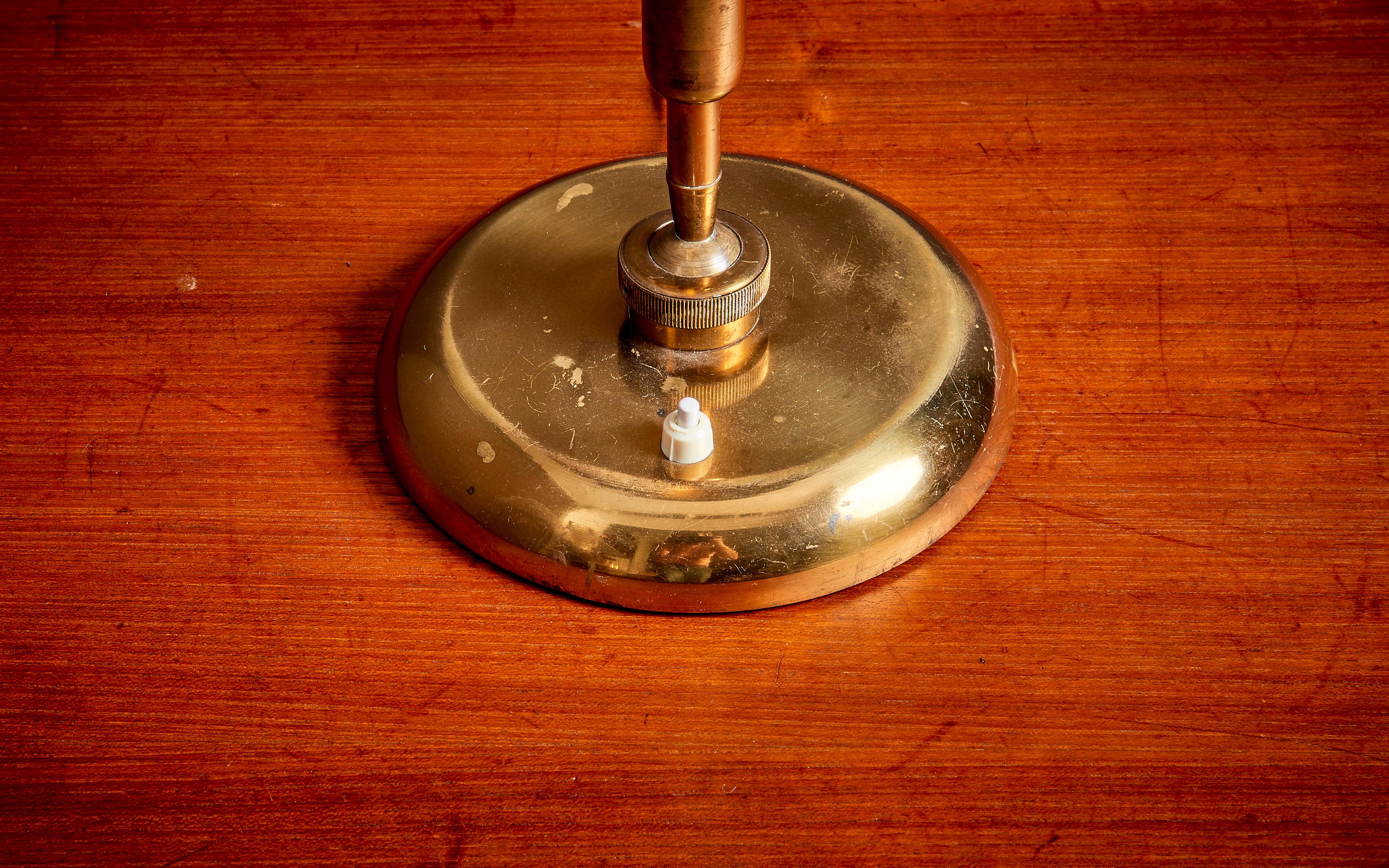 Jolie lampe de bureau en laiton des années 1950 fabriquée en Italie Bon état - En vente à Berlin, BE