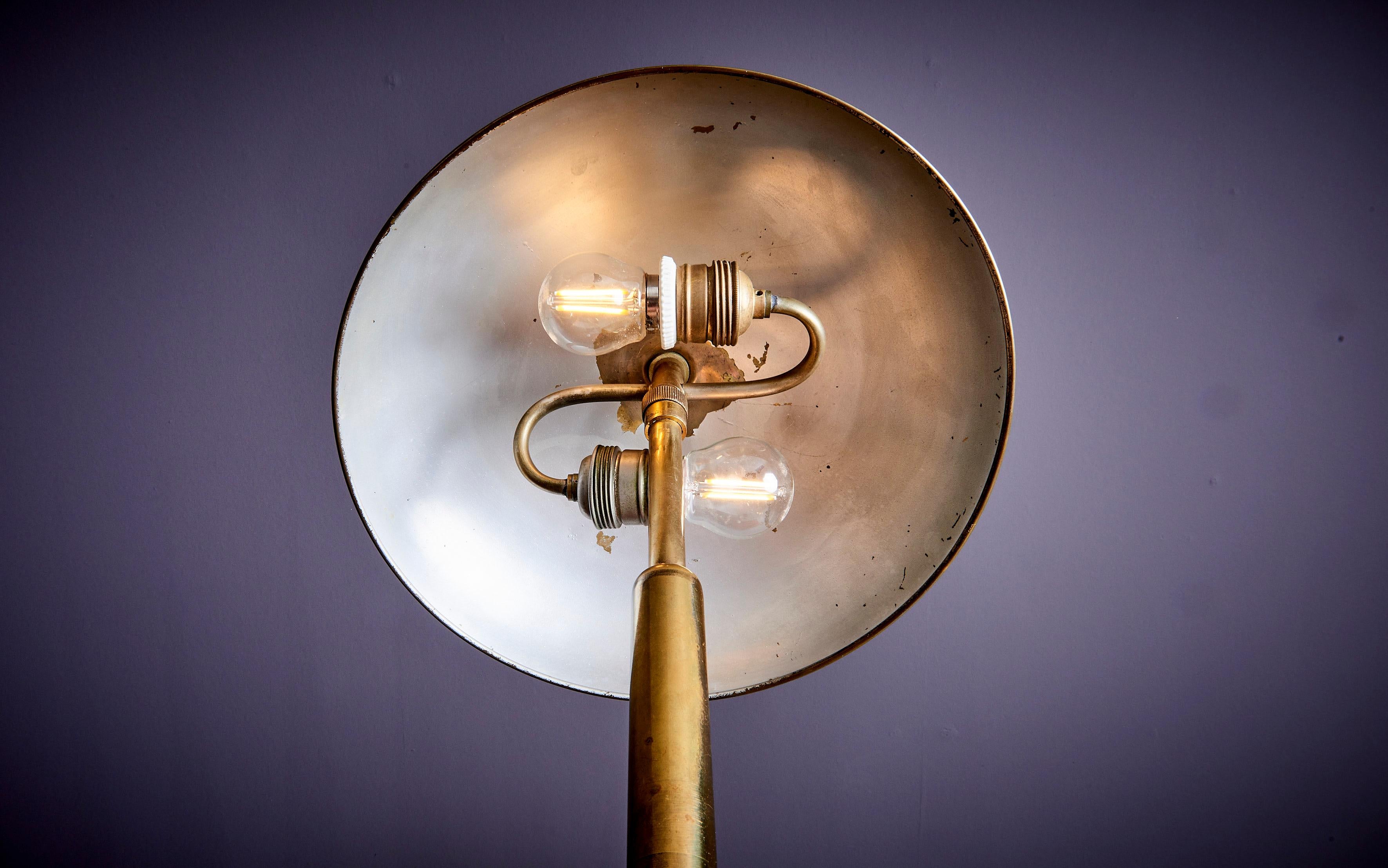 Milieu du XXe siècle Jolie lampe de bureau en laiton des années 1950 fabriquée en Italie en vente