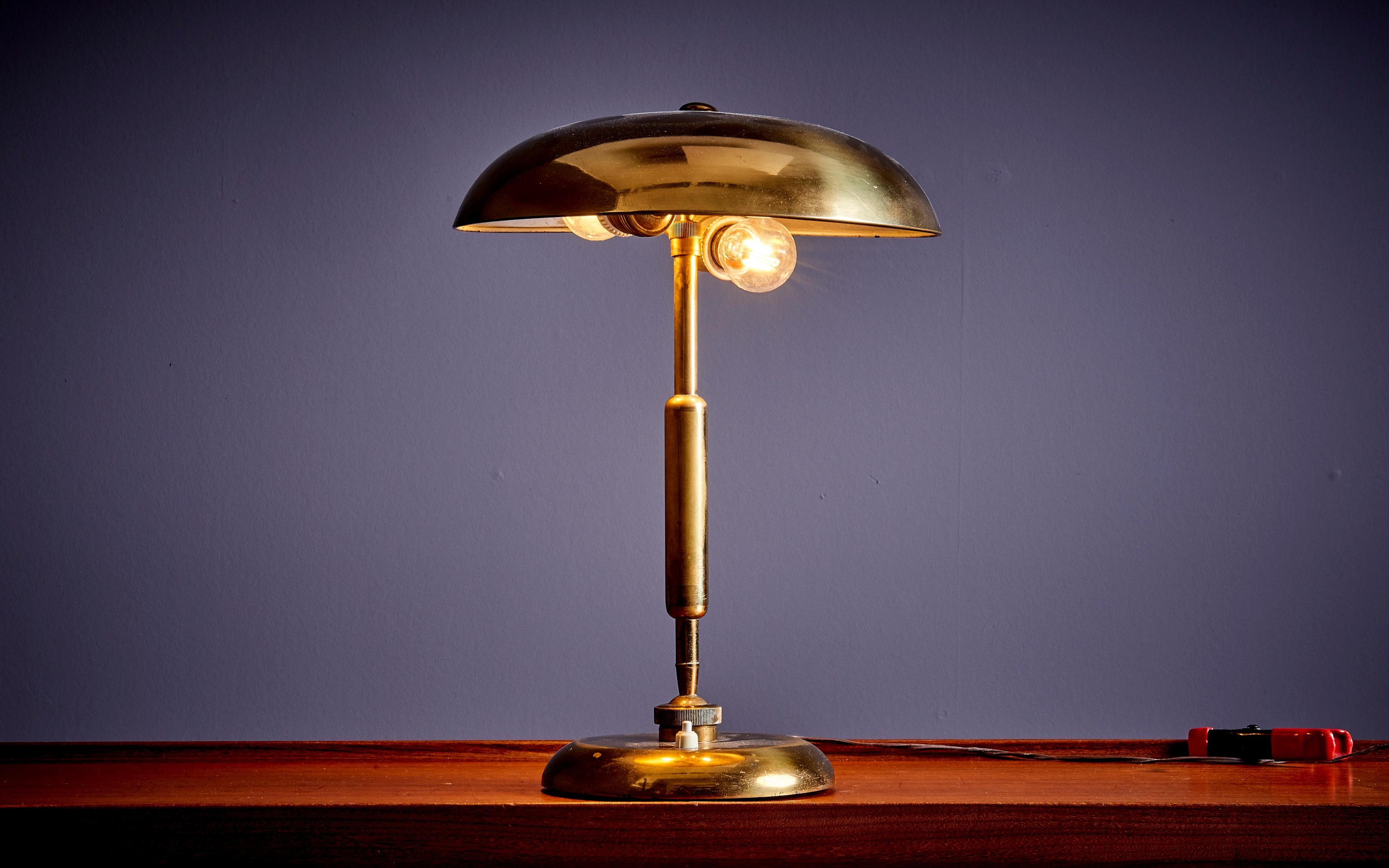 Laiton Jolie lampe de bureau en laiton des années 1950 fabriquée en Italie en vente