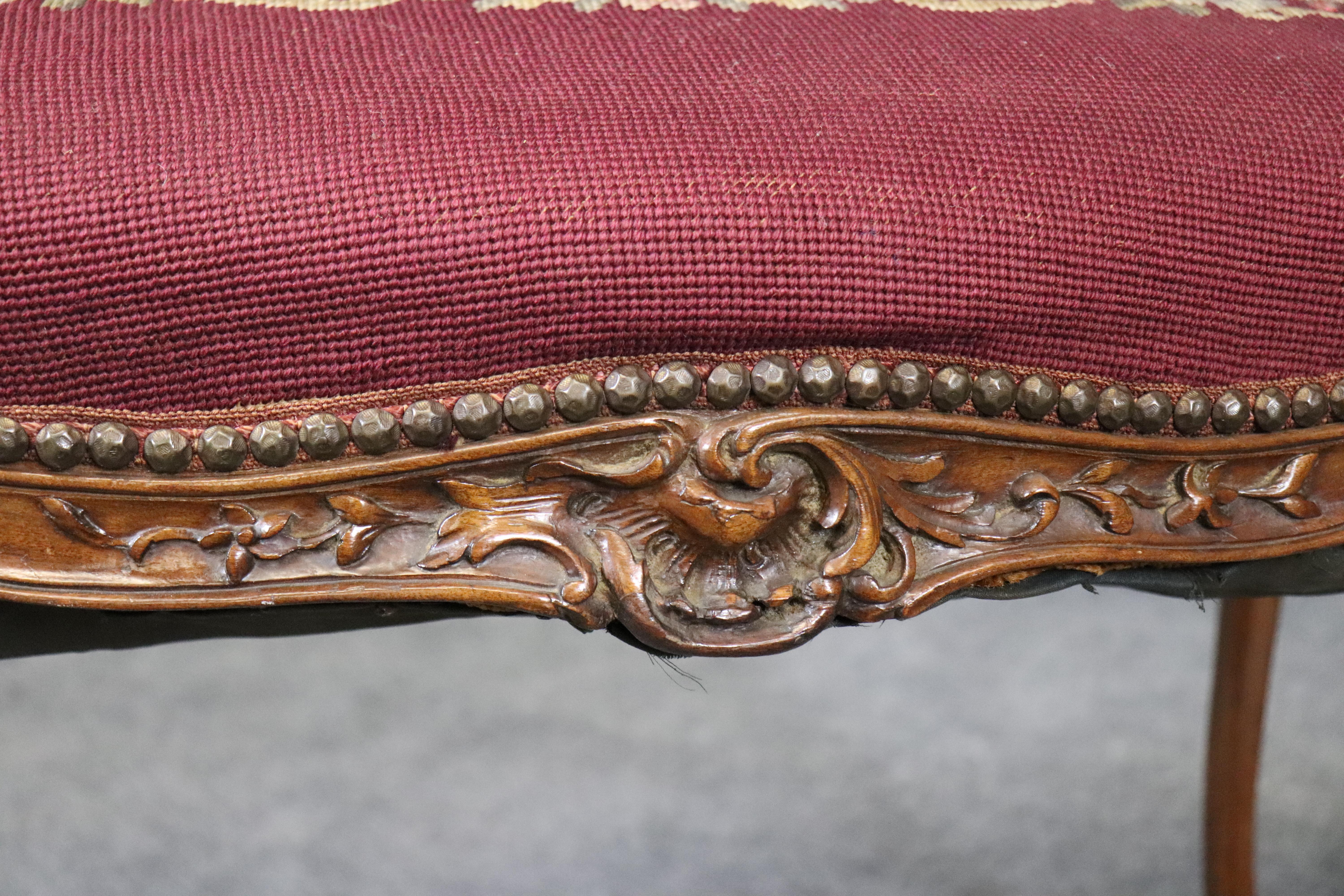 Nice 19th Century French Louis XV Needlepoint Walnut Foot Stool en vente 4