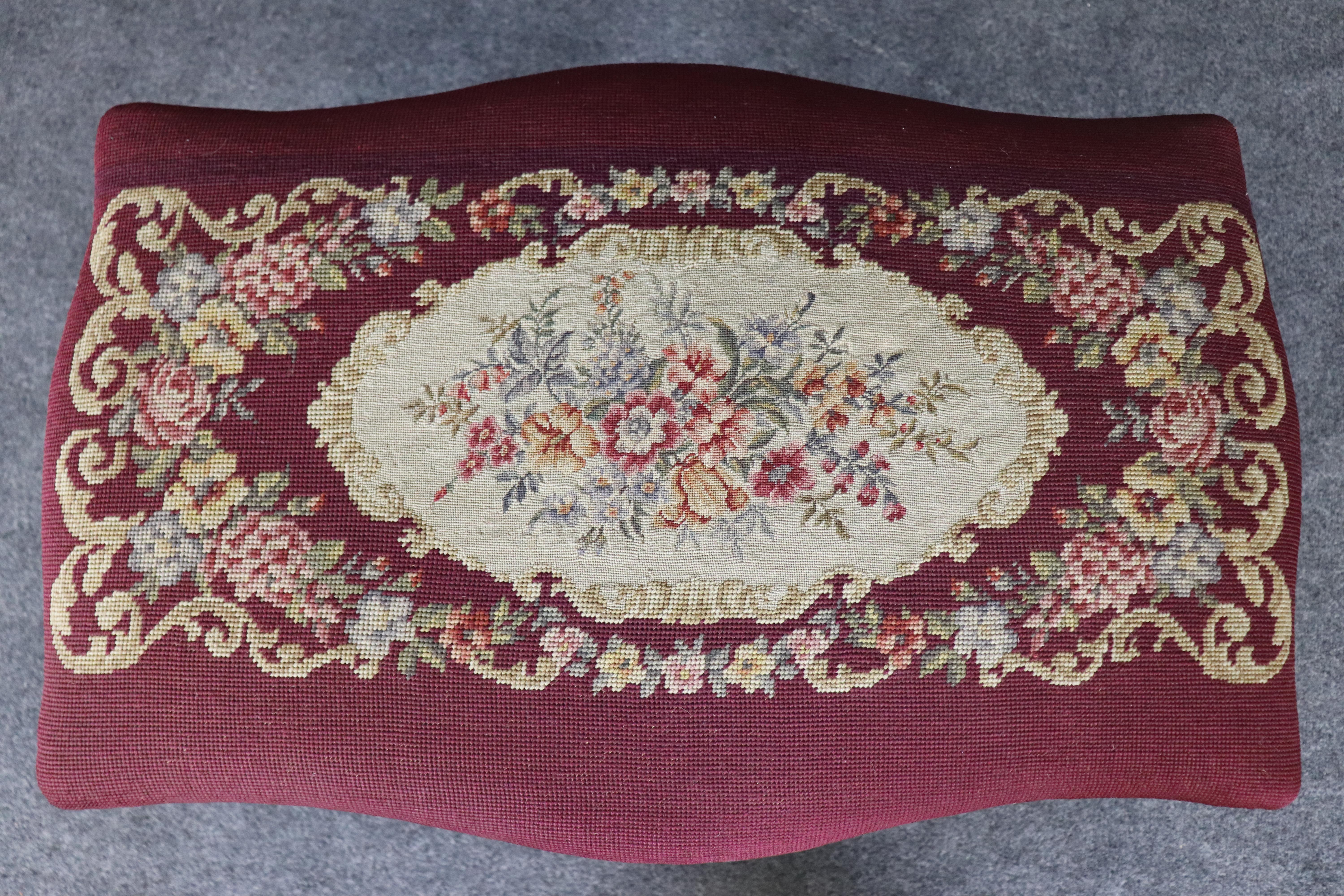 Nice 19th Century French Louis XV Needlepoint Walnut Foot Stool en vente 7