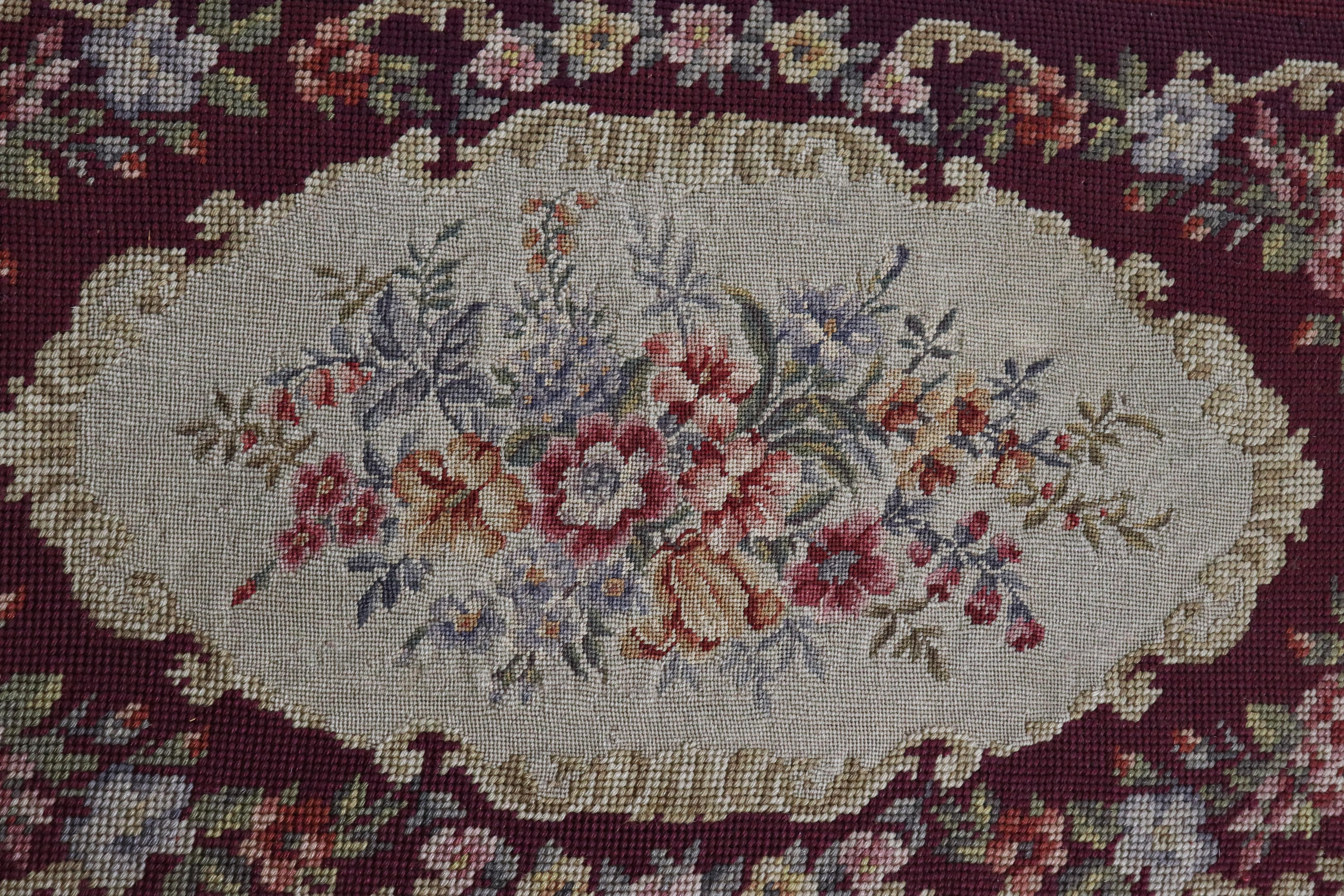 Nice 19th Century French Louis XV Needlepoint Walnut Foot Stool en vente 8