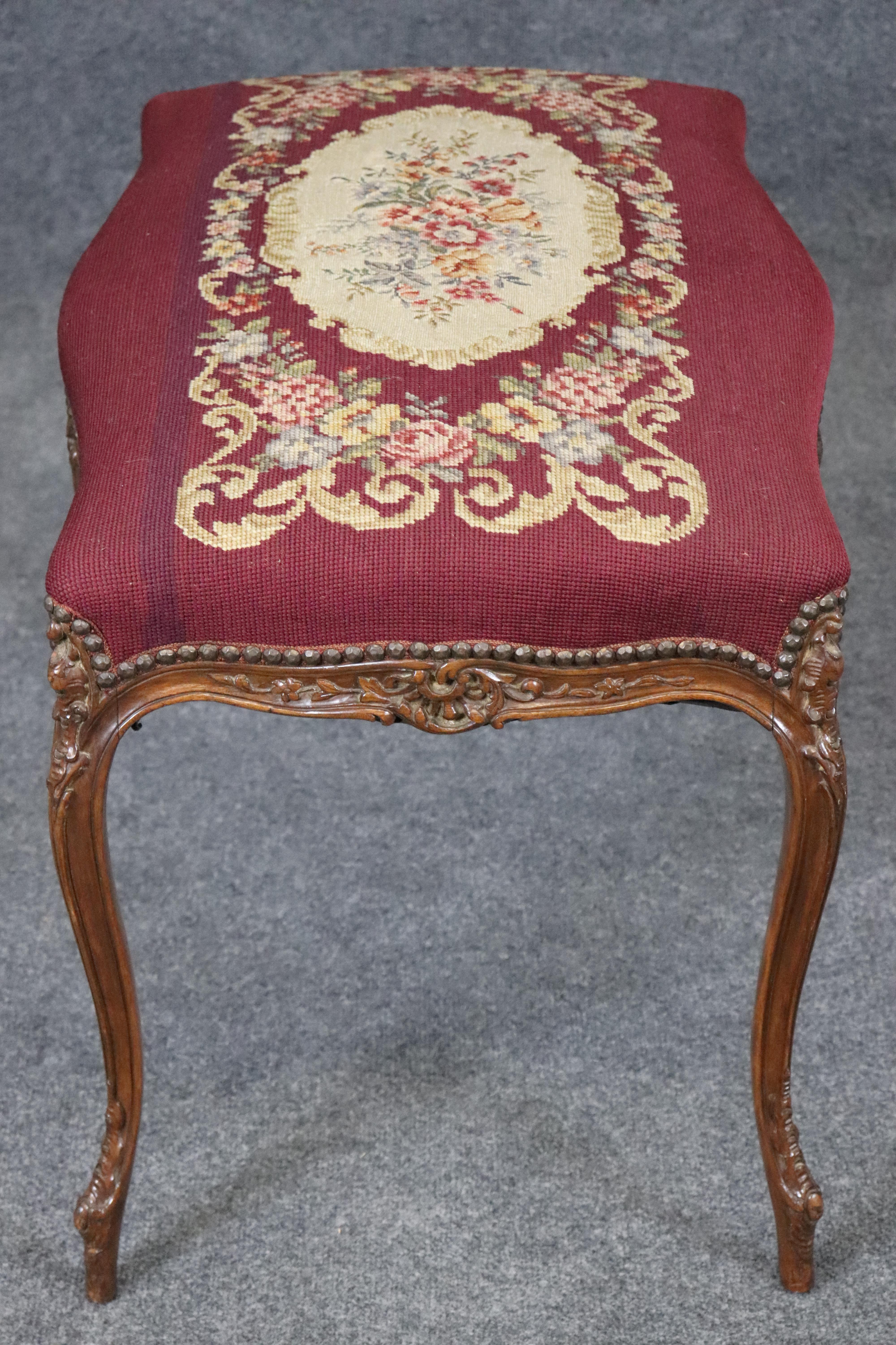 Français Nice 19th Century French Louis XV Needlepoint Walnut Foot Stool en vente
