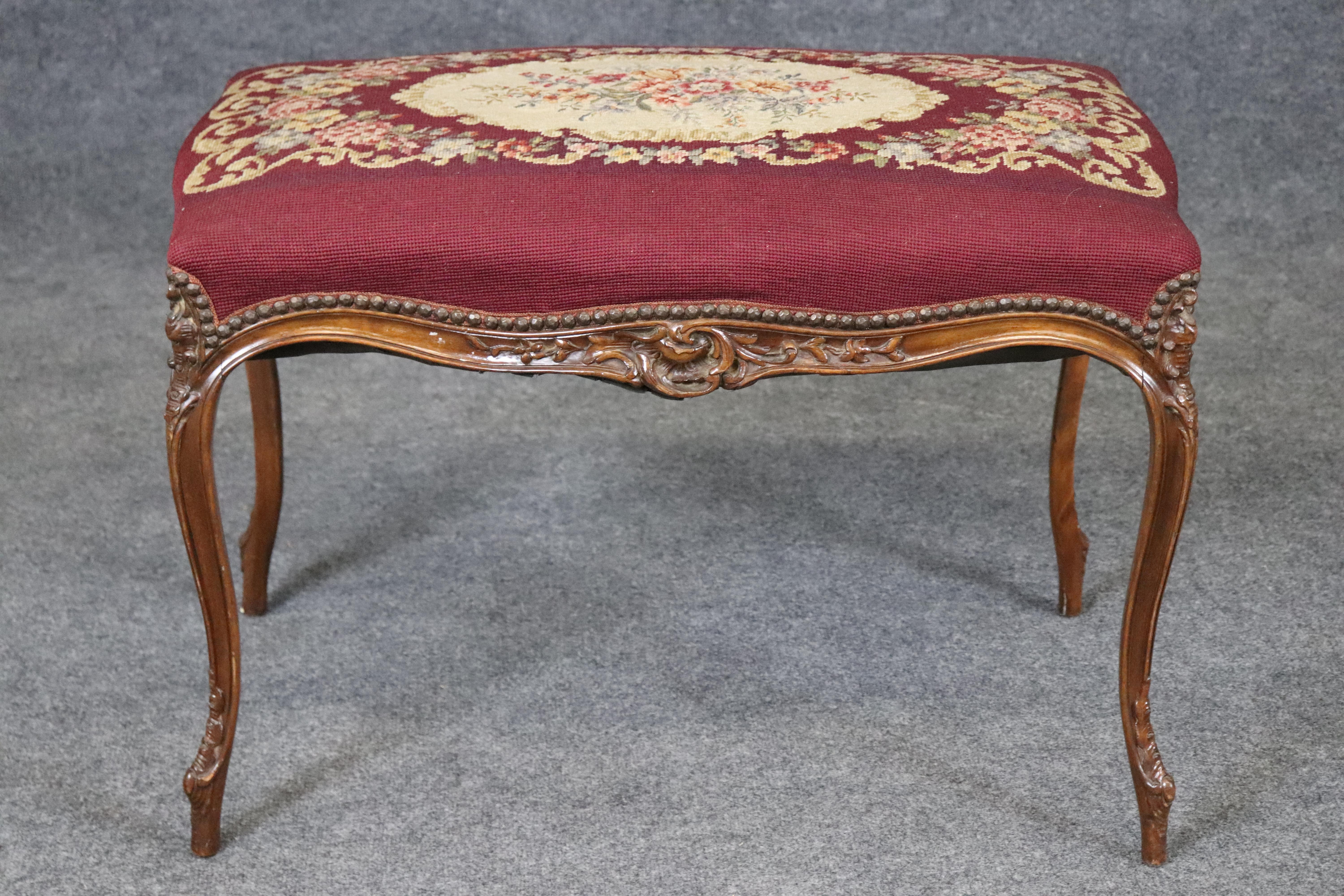 Nice 19th Century French Louis XV Needlepoint Walnut Foot Stool Bon état - En vente à Swedesboro, NJ
