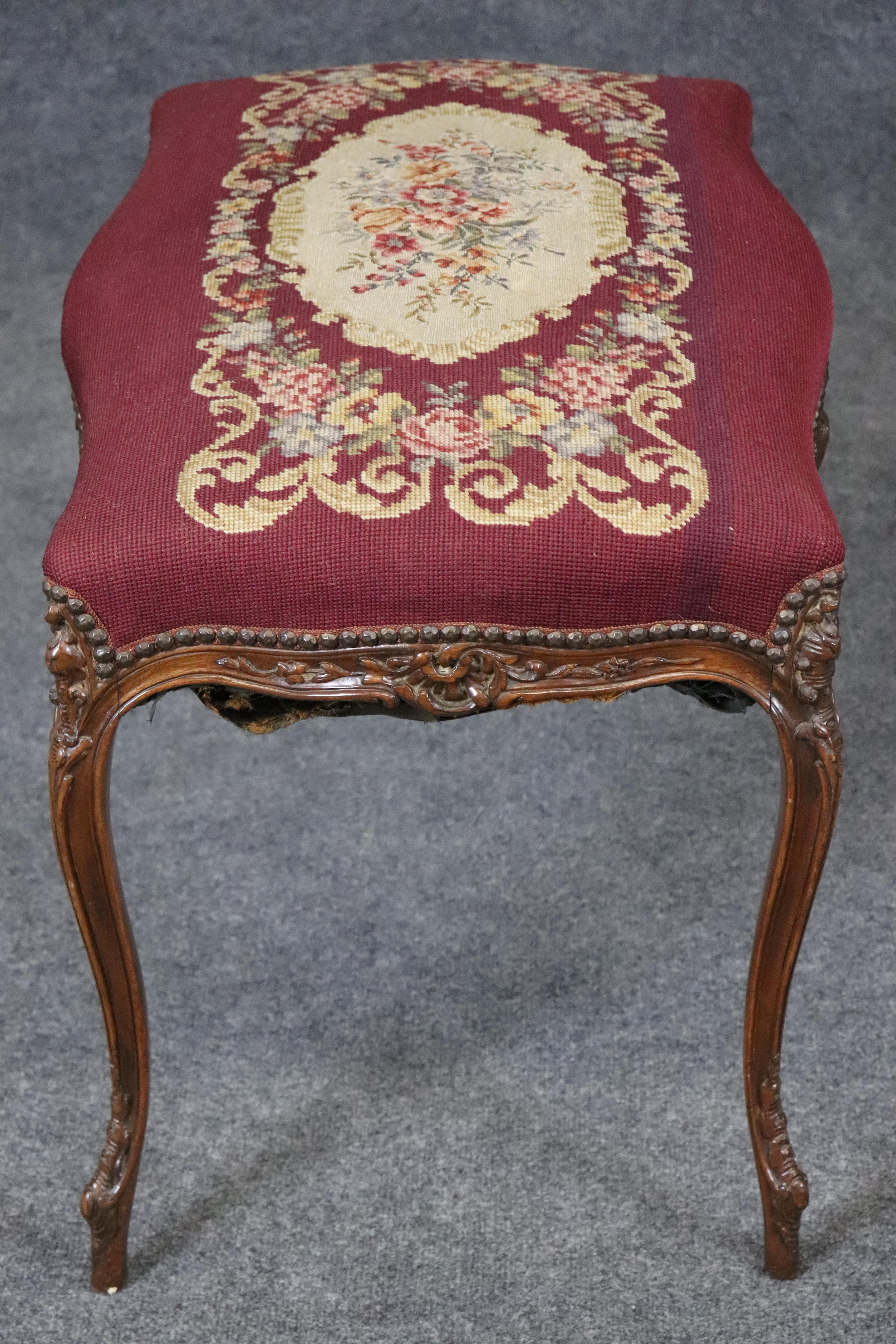 Fin du XIXe siècle Nice 19th Century French Louis XV Needlepoint Walnut Foot Stool en vente
