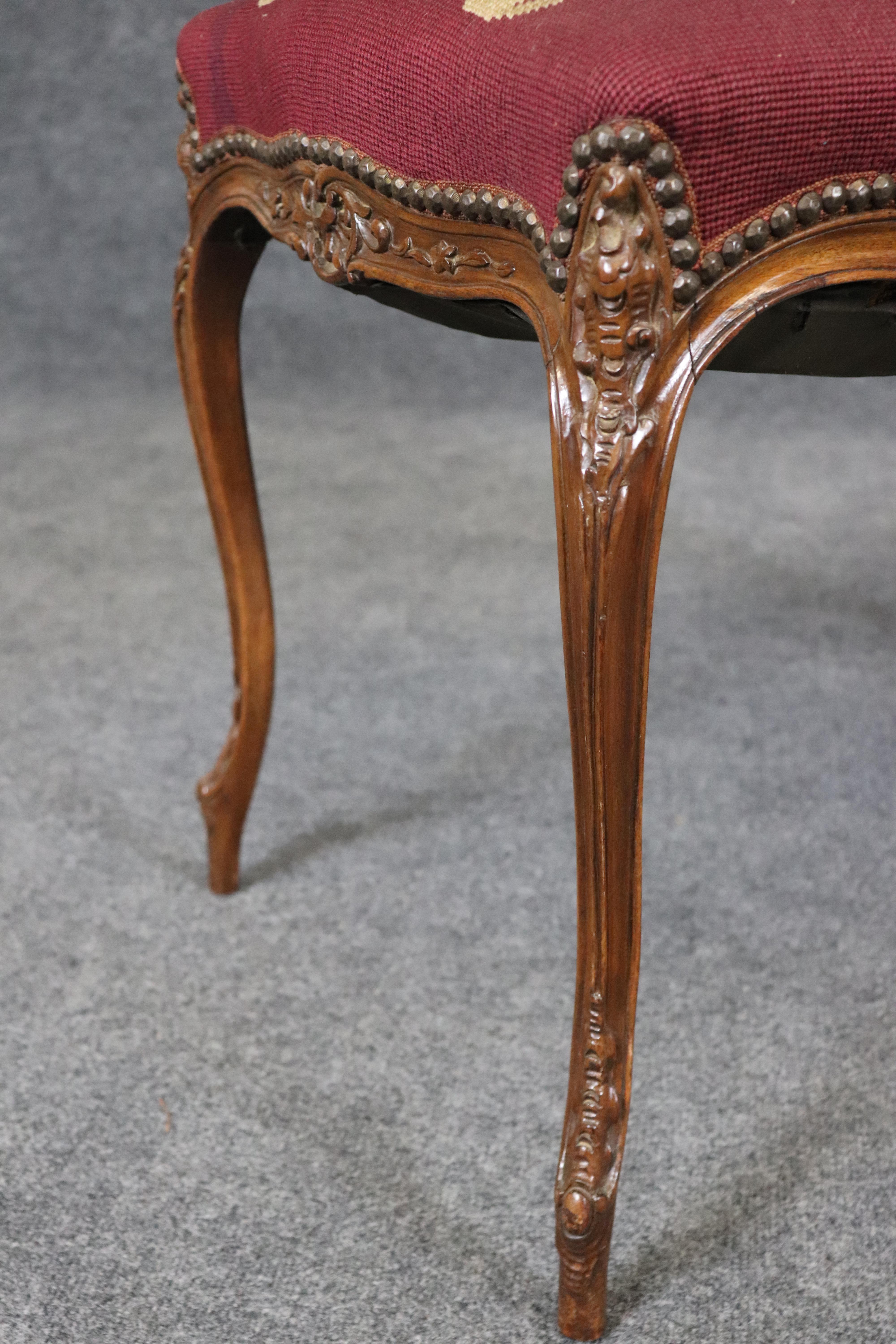 Noyer Nice 19th Century French Louis XV Needlepoint Walnut Foot Stool en vente