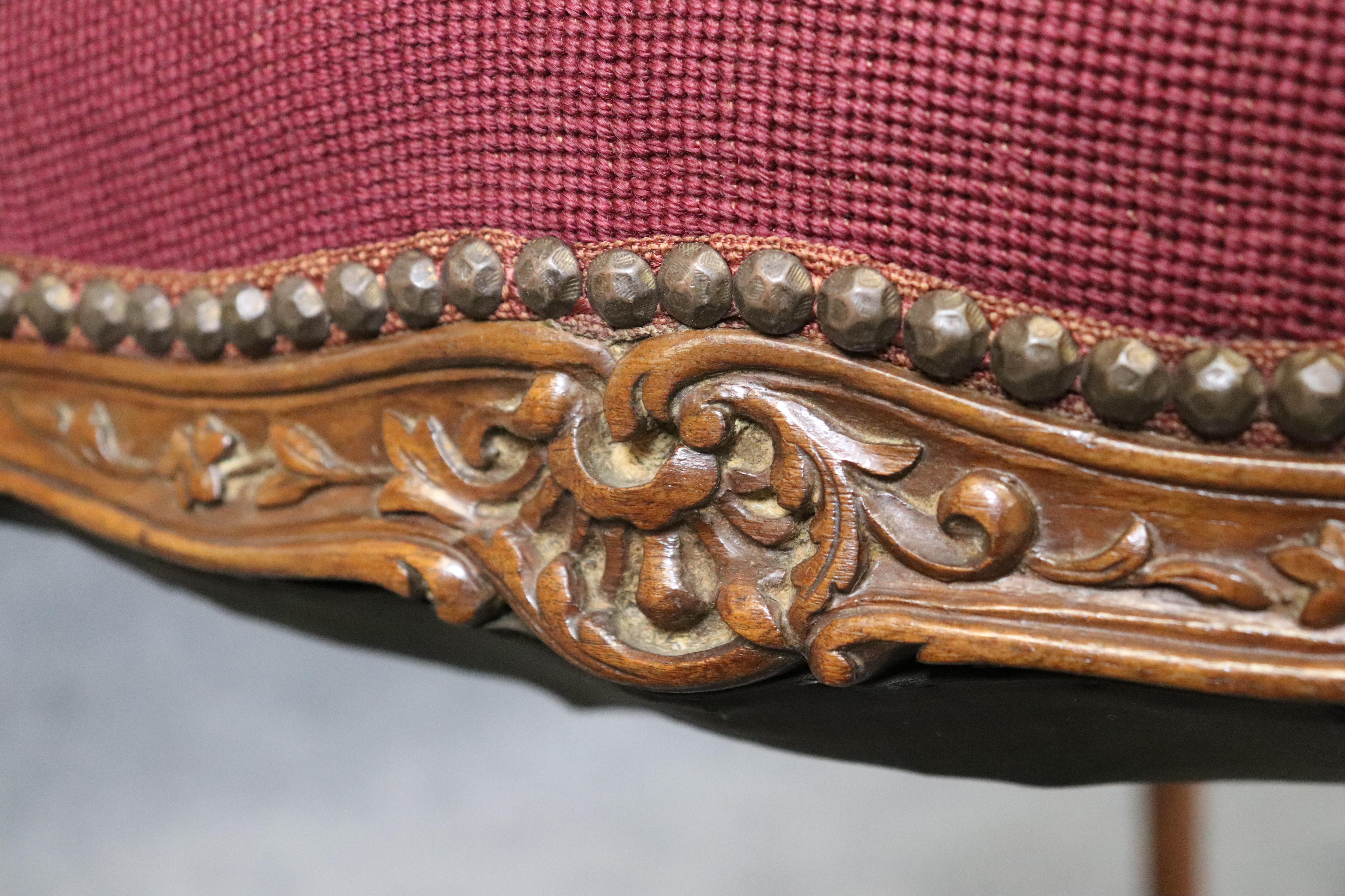 Nice 19th Century French Louis XV Needlepoint Walnut Foot Stool en vente 3
