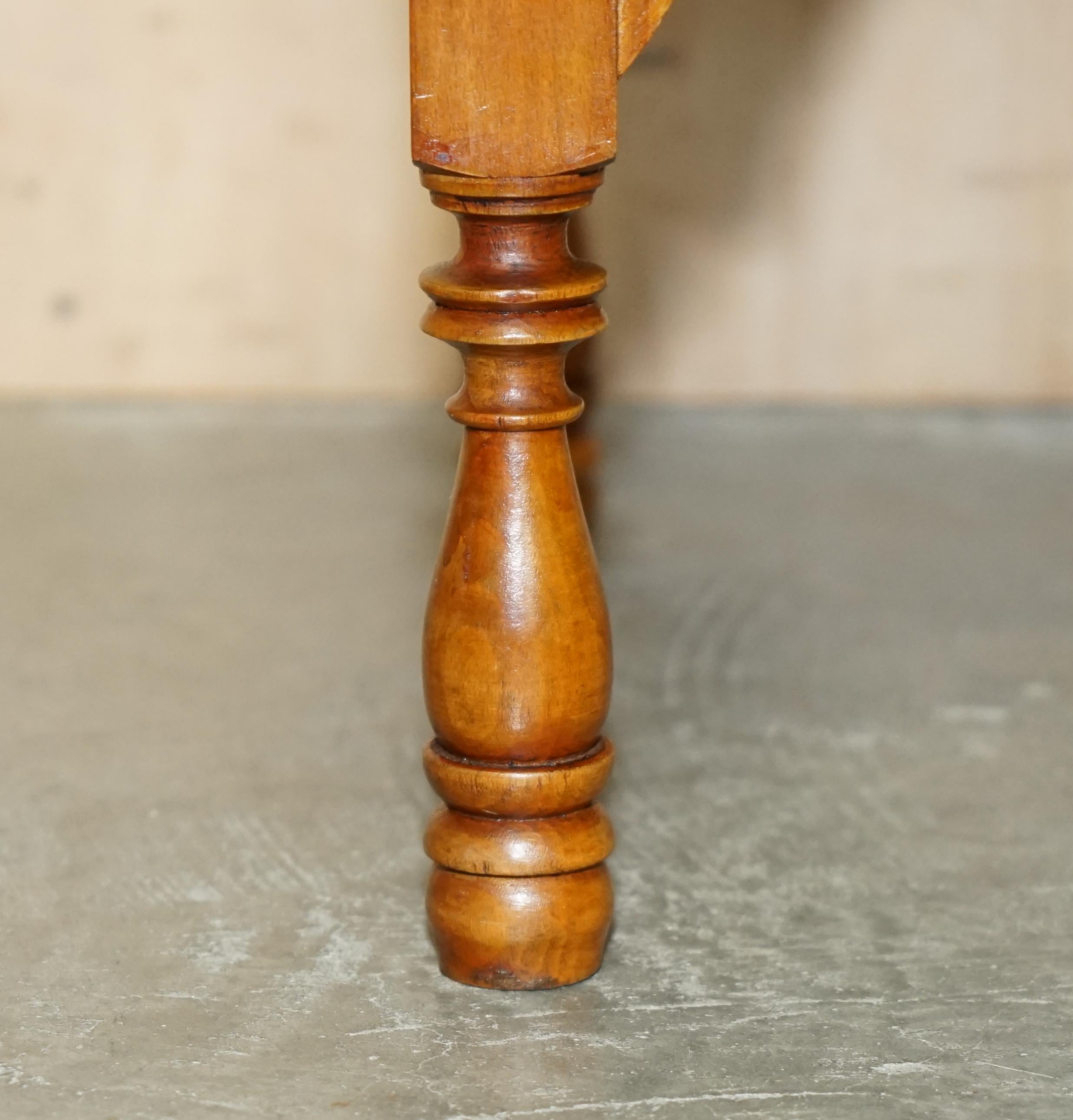 NICE 19TH CENTURY LIBERTY'S LONDON MOORISH SiDE END LAMP WINE TABLe sculpté à la main. en vente 1