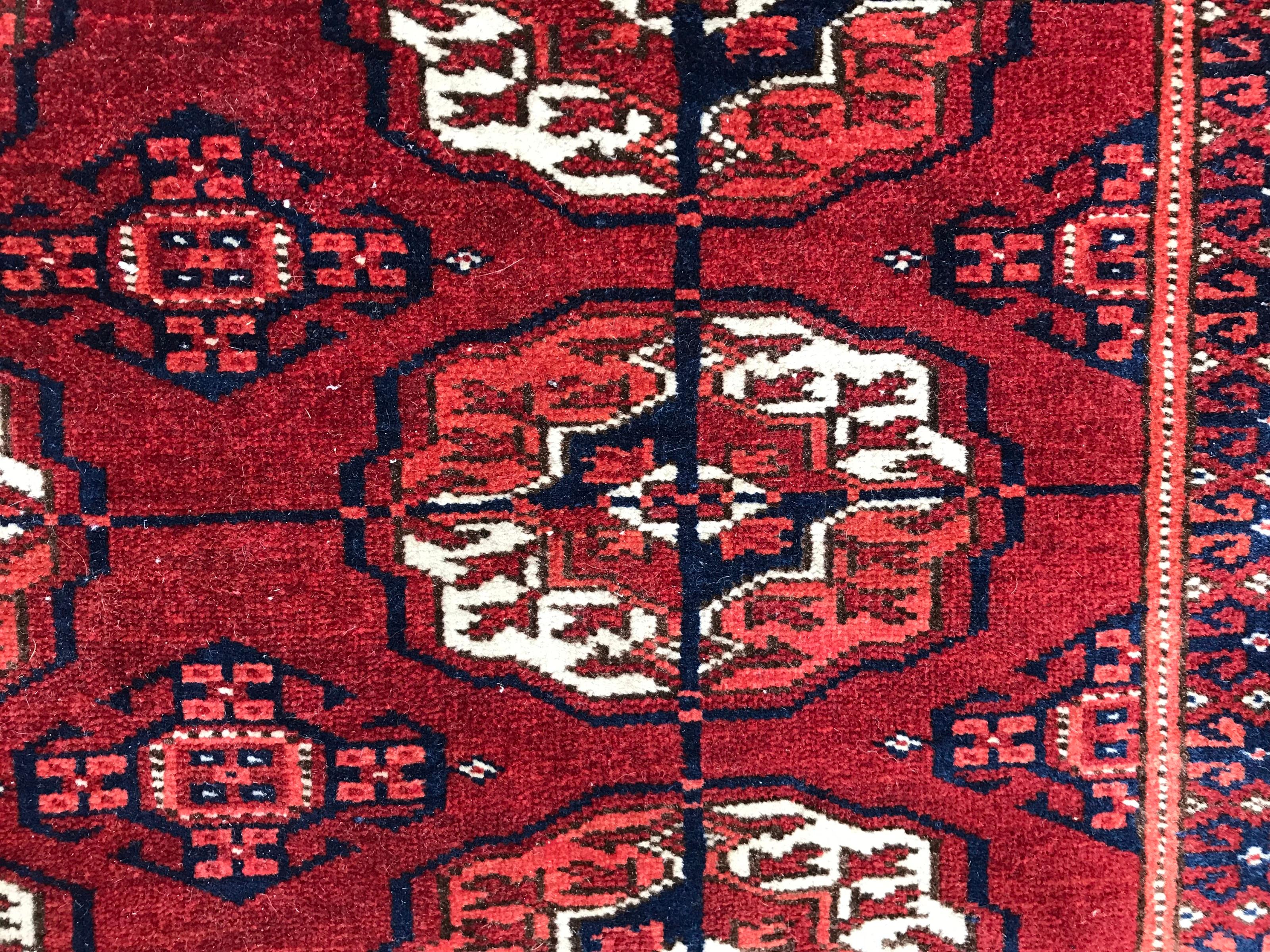 Nice 20th Century Turkmen Boukhara Rug In Good Condition For Sale In Saint Ouen, FR