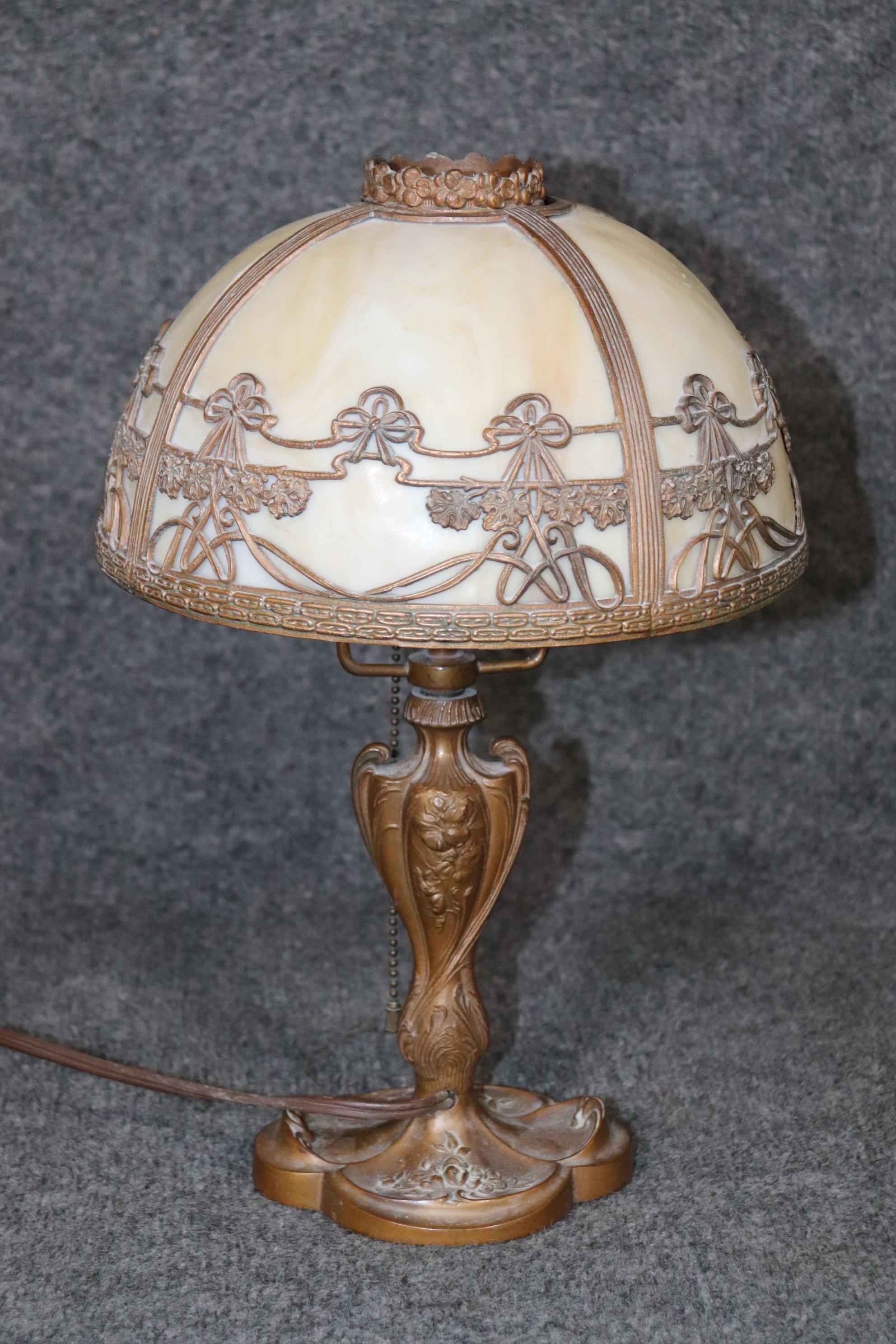 Early 20th Century Nice American French Art Nouveau Style Slag Glass Lamp with Bronze Colored Base