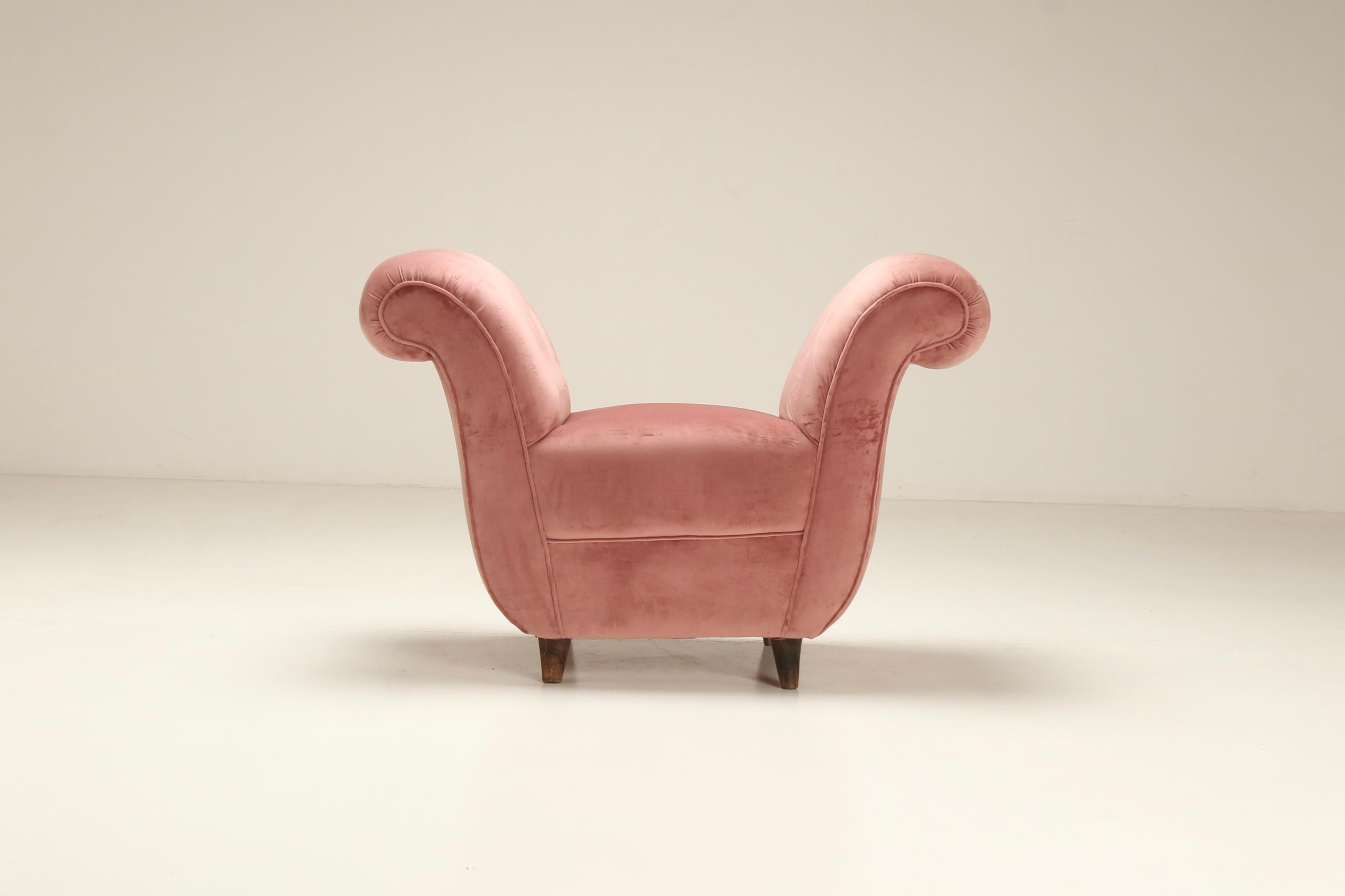 Dieser rosafarbene Pouf aus den 1940er Jahren versprüht Vintage-Charme und Raffinesse. Mit seinem plüschigen Samtbezug und dem sanften Rosaton wird er zu einem reizvollen Akzentmöbel, das Komfort und Stil vereint und einen Raum belebt. Sein