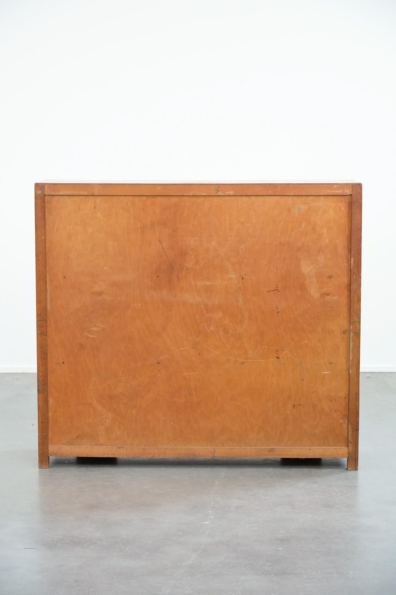 Nice antique Art Deco bookcase in Amsterdam School style Hecho a mano en venta