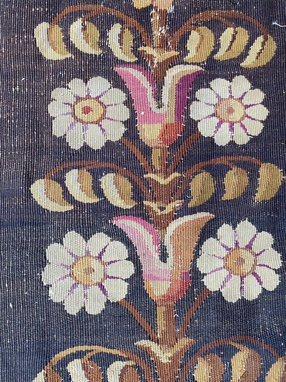 Wunderschönes Fragment einer französischen Aubusson-Tapisserie aus dem 19. Jahrhundert, das ursprünglich von einer Bordüre eines Aubusson-Teppichs oder einer Tapisserie stammt, die vollständig mit Wolle auf Baumwollgrund gewebt wurde.