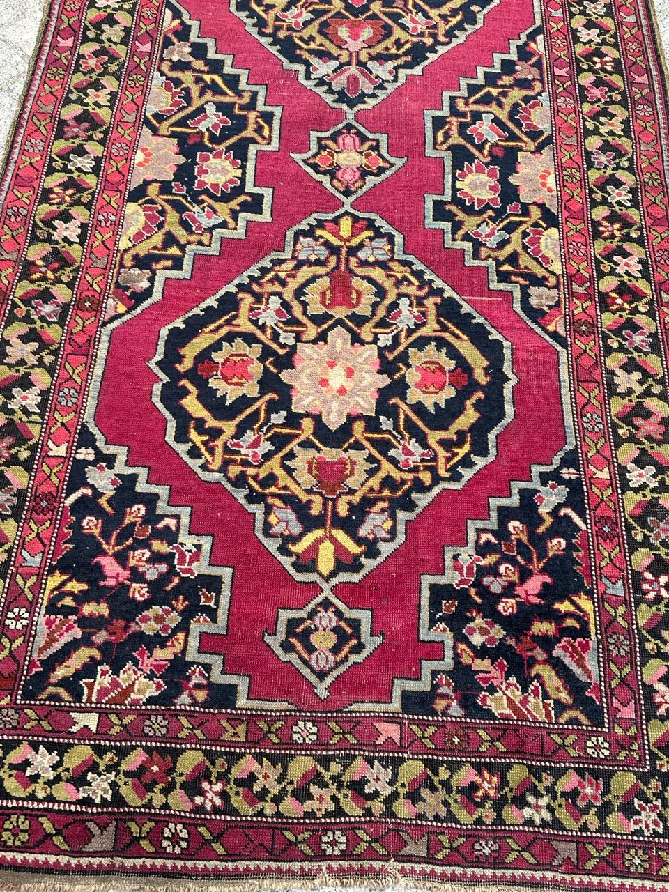 Très belle  Tapis de course du 19e siècle du Karabagh caucasien avec de jolis motifs géométriques décoratifs et floraux stylisés, et de belles couleurs naturelles avec un champ rouge rose, rouge, jaune, marron, bleu, rose, vert et blanc, entièrement