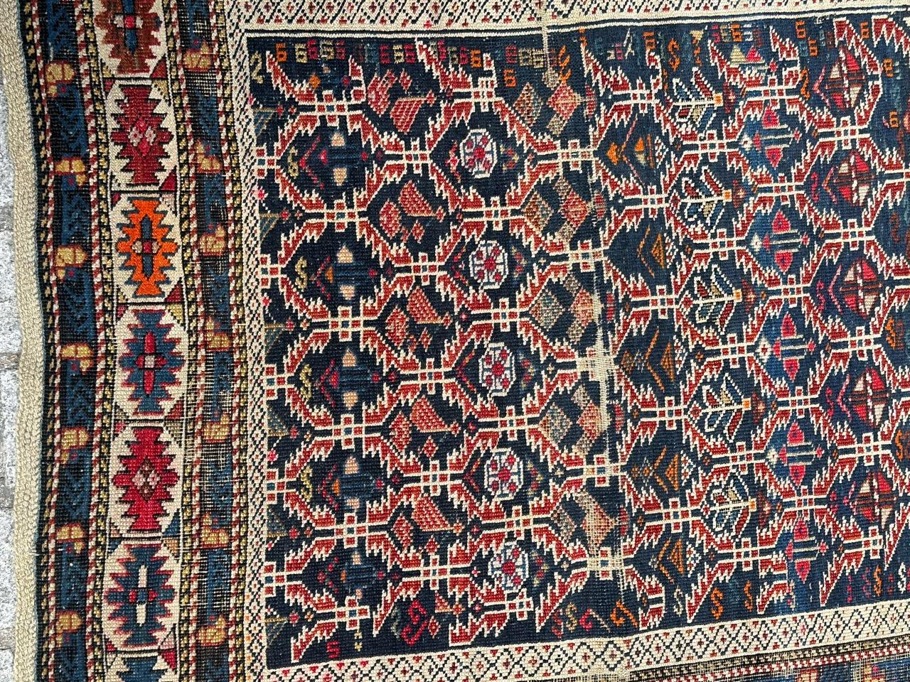 Joli tapis shirvan caucasien de la fin du 19e siècle avec de beaux motifs géométriques et stylisés et de belles couleurs naturelles avec un champ bleu marine, du corail, de l'orange, du rouge, du bleu et du blanc, entièrement et finement noué à la