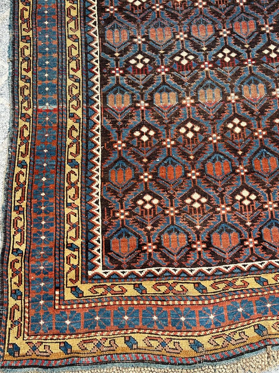 Joli tapis shirvan caucasien de la fin du 19e siècle avec de beaux motifs géométriques et stylisés et de belles couleurs naturelles avec un champ brun foncé, orange, rouge, bleu et blanc, entièrement et finement noué à la main avec de la laine sur