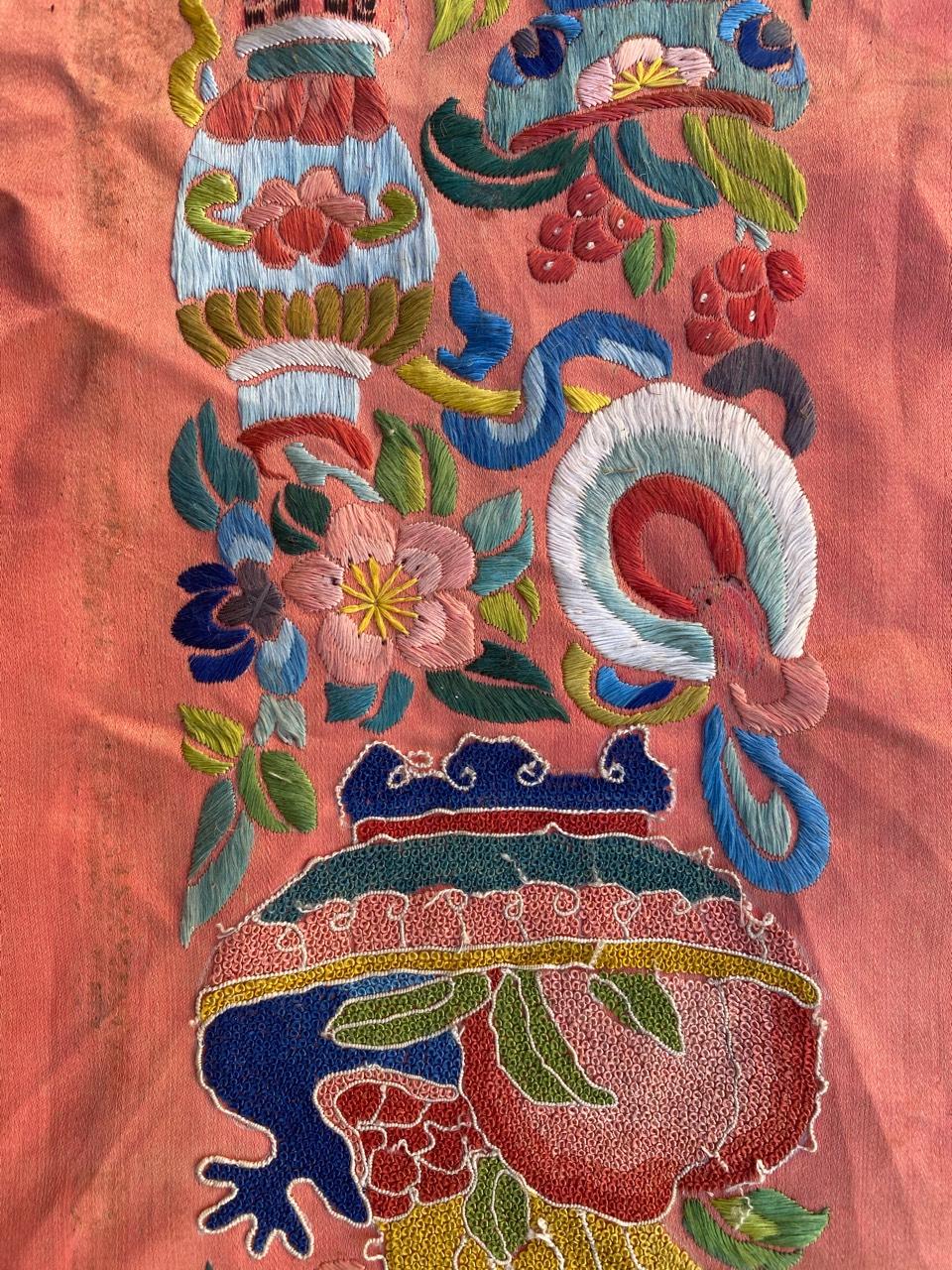 Belle broderie chinoise avec un joli motif floral et de belles couleurs, entièrement et finement brodée à la main avec de la soie sur une base de soie.
Taille : Largeur 17cm
Hauteur 88cm (seulement la partie broderie : 50cm).