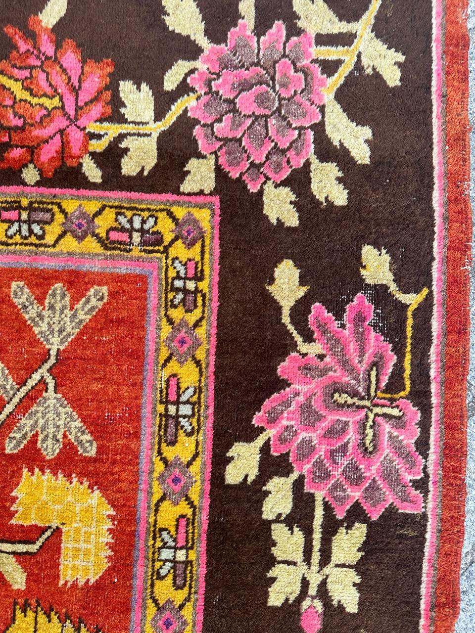 Bobyrug's Schöner antiker chinesischer Khotan-Teppich  im Angebot 1