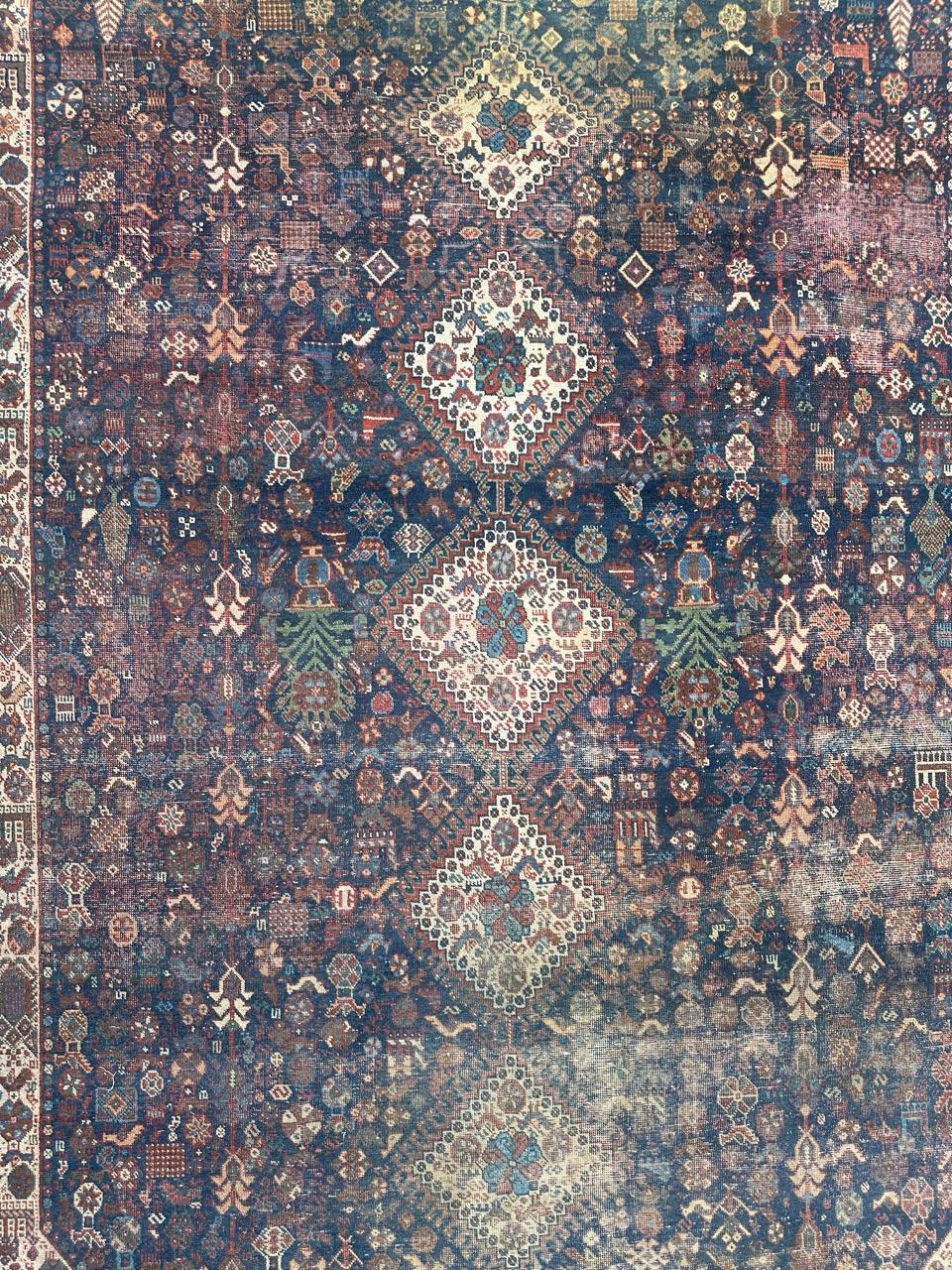 Schöner Afschar-Stammesteppich aus dem späten 19. Jahrhundert mit schönen geometrischen und stilisierten Mustern und schönen natürlichen Farben mit dunkelblauem Hintergrund, mit, blau, gelb, orange, rot, grün und braun, vollständig und fein