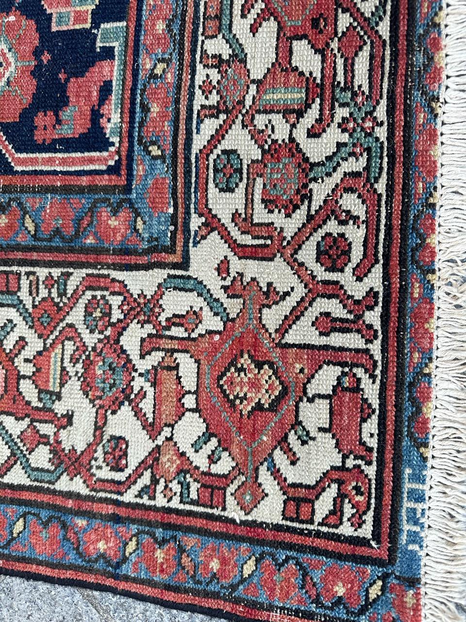 Schöner antiker gealterter Hamadan Teppich im Angebot 10