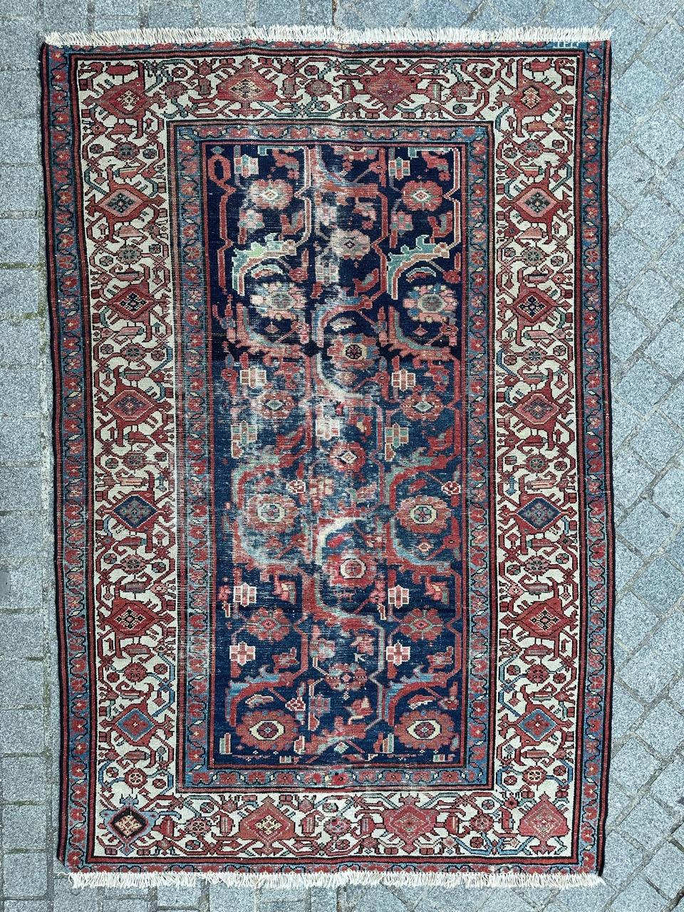 Schöner Hamadan-Teppich aus dem späten 19. Jahrhundert mit einem schönen Muster mit Palmetten und schönen natürlichen Farben mit Blau, Rot, Gelb, Grün und Weiß, komplett handgeknüpft mit Wolle auf Baumwollbasis. Viele Abnutzungen aufgrund des Alters