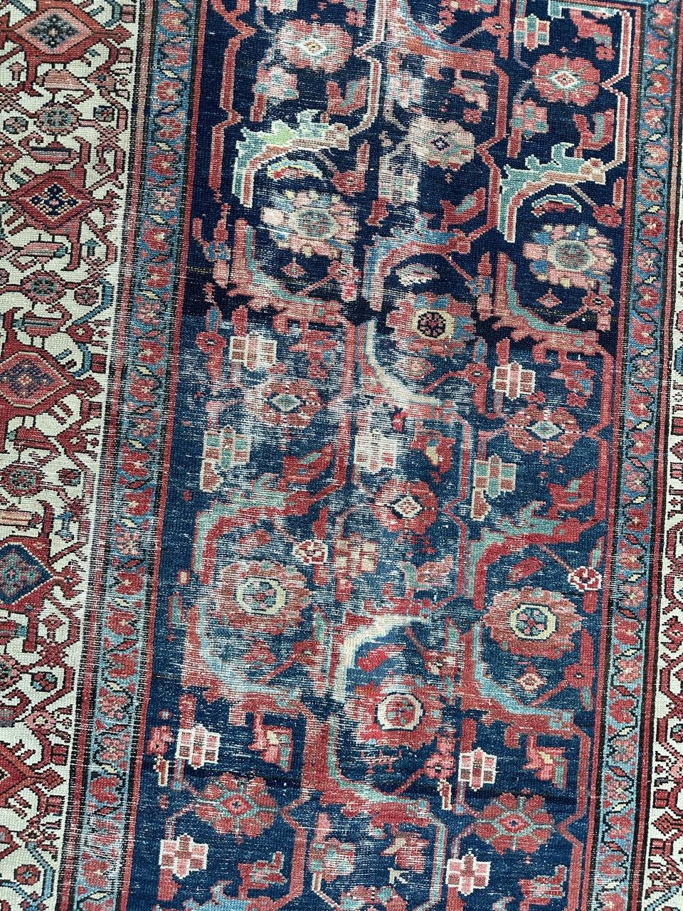 Schöner antiker gealterter Hamadan Teppich im Zustand „Starke Gebrauchsspuren“ im Angebot in Saint Ouen, FR