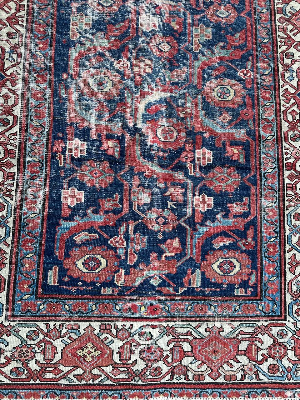 Schöner antiker gealterter Hamadan Teppich (19. Jahrhundert) im Angebot