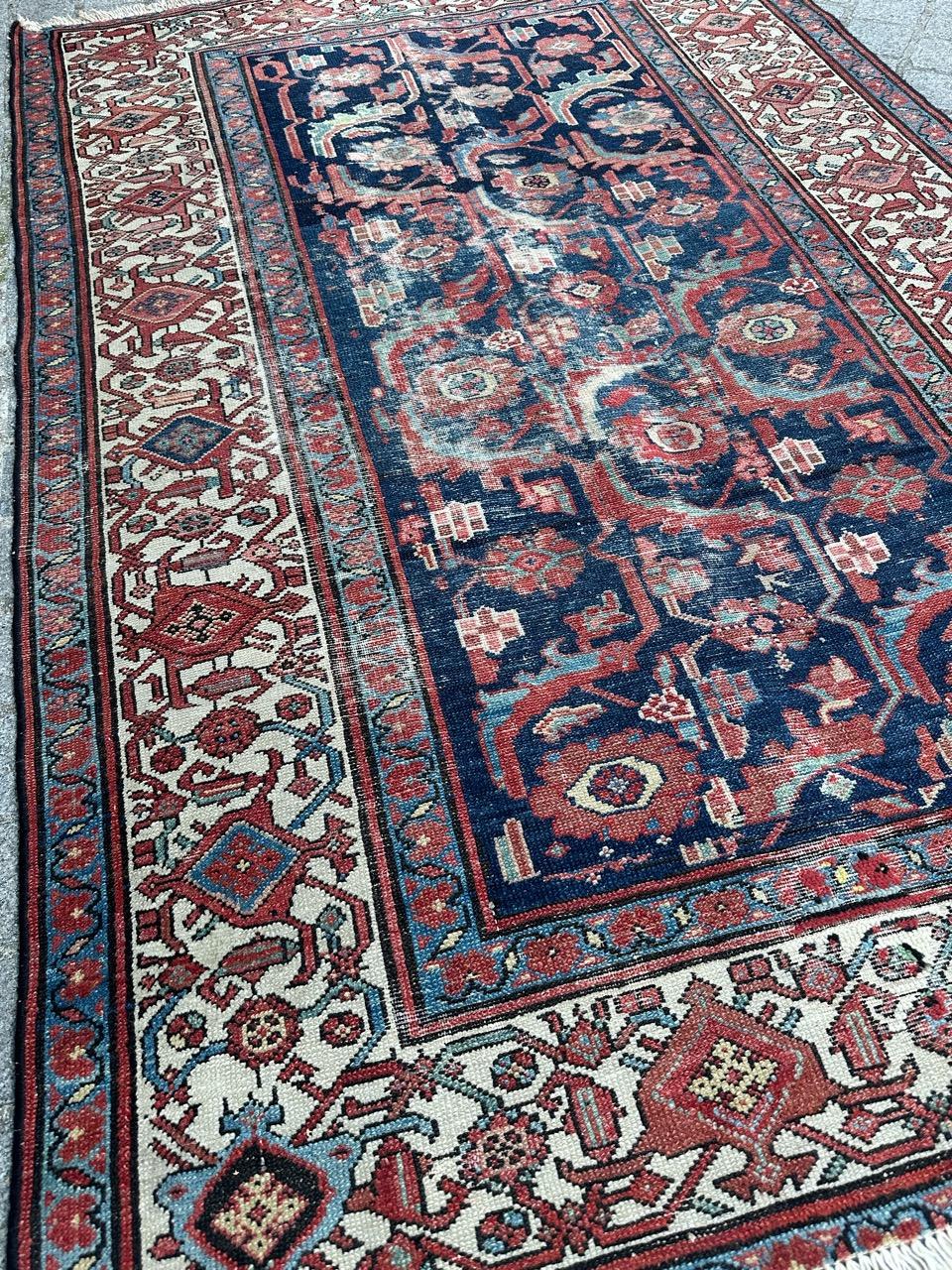 Schöner antiker gealterter Hamadan Teppich im Angebot 1