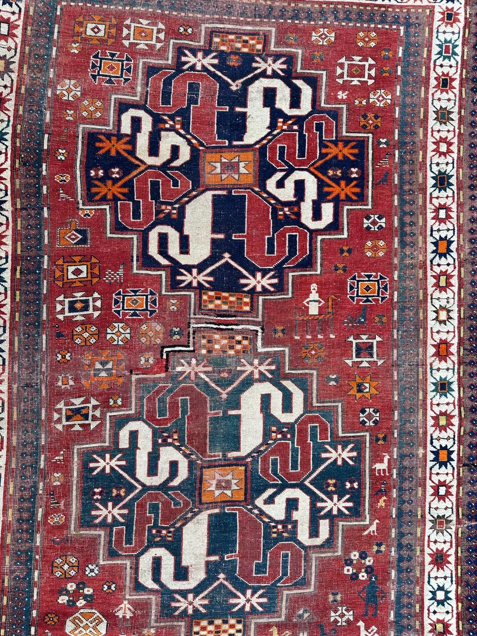 Bel tappeto caucasico Chelaband Kazak della fine del XIX secolo con un bel disegno tipico dei tappeti Chelaband Kazak e bellissimi colori naturali, interamente annodato a mano con lana su base di lana.
Usure importanti e alcune vecchie