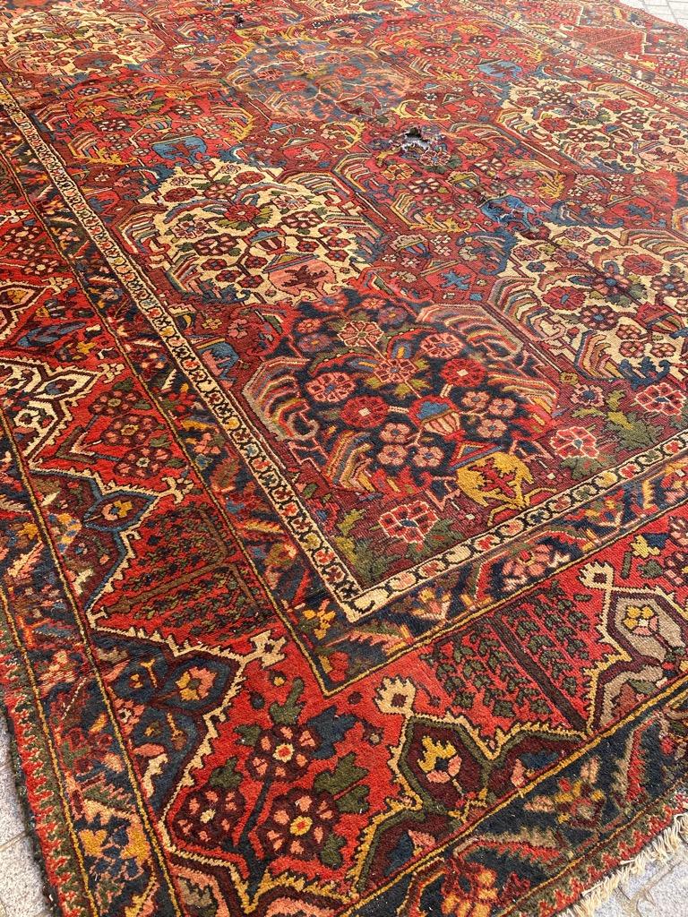 Wunderschöner großer antiker Bachtiar-Teppich mit schönem geometrischem und floralem Muster und schönen natürlichen Farben, komplett handgeknüpft mit Wollsamt auf Baumwollgrund.

✨✨✨

