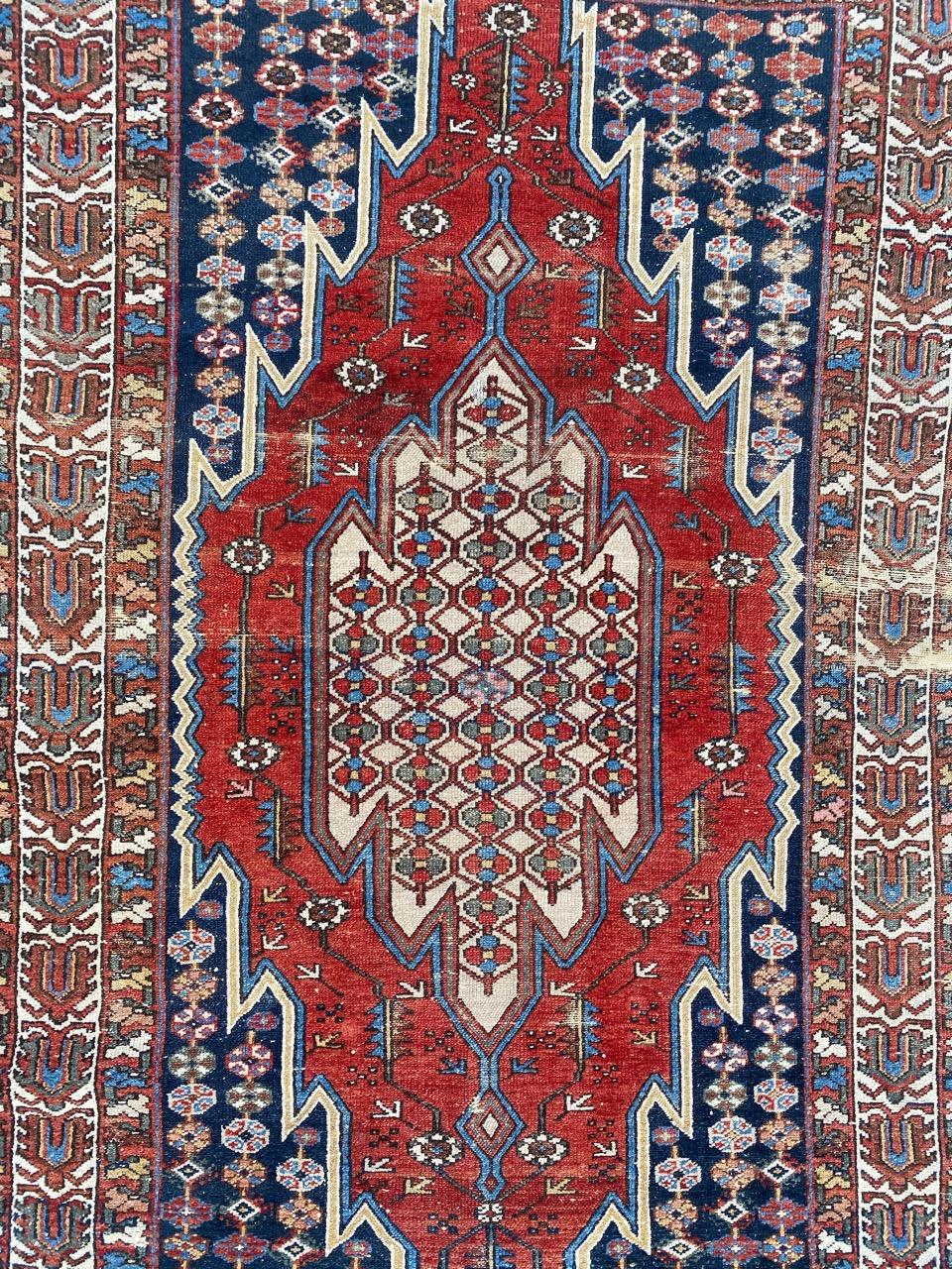 Beautiful early 20th century Mazlaghan rug with geometrical design and nice natural colors, entirely hand knotted with wool velvet on cotton foundation.