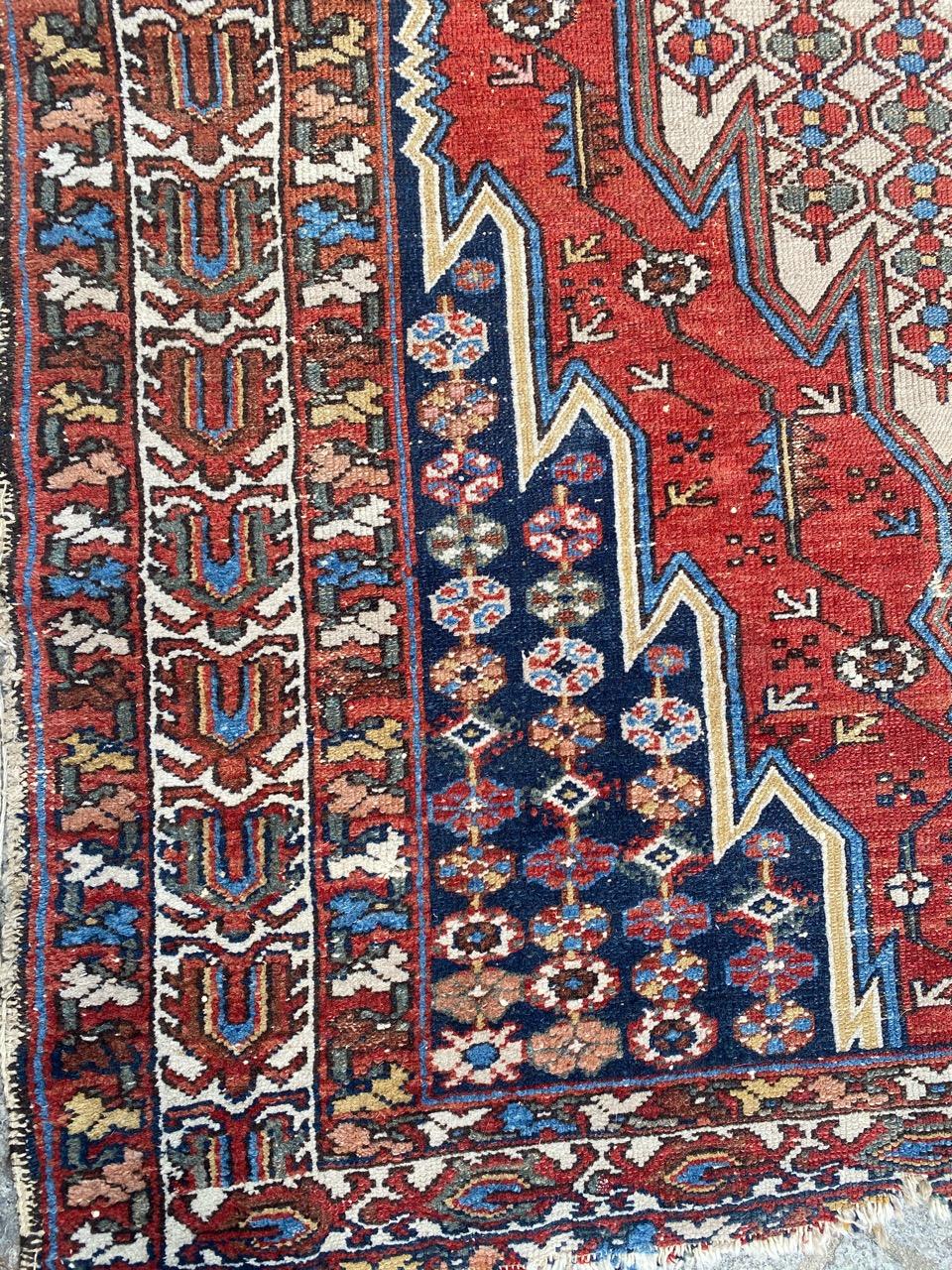Antiker Mazlaghan-Teppich im Used-Look im Zustand „Starke Gebrauchsspuren“ im Angebot in Saint Ouen, FR