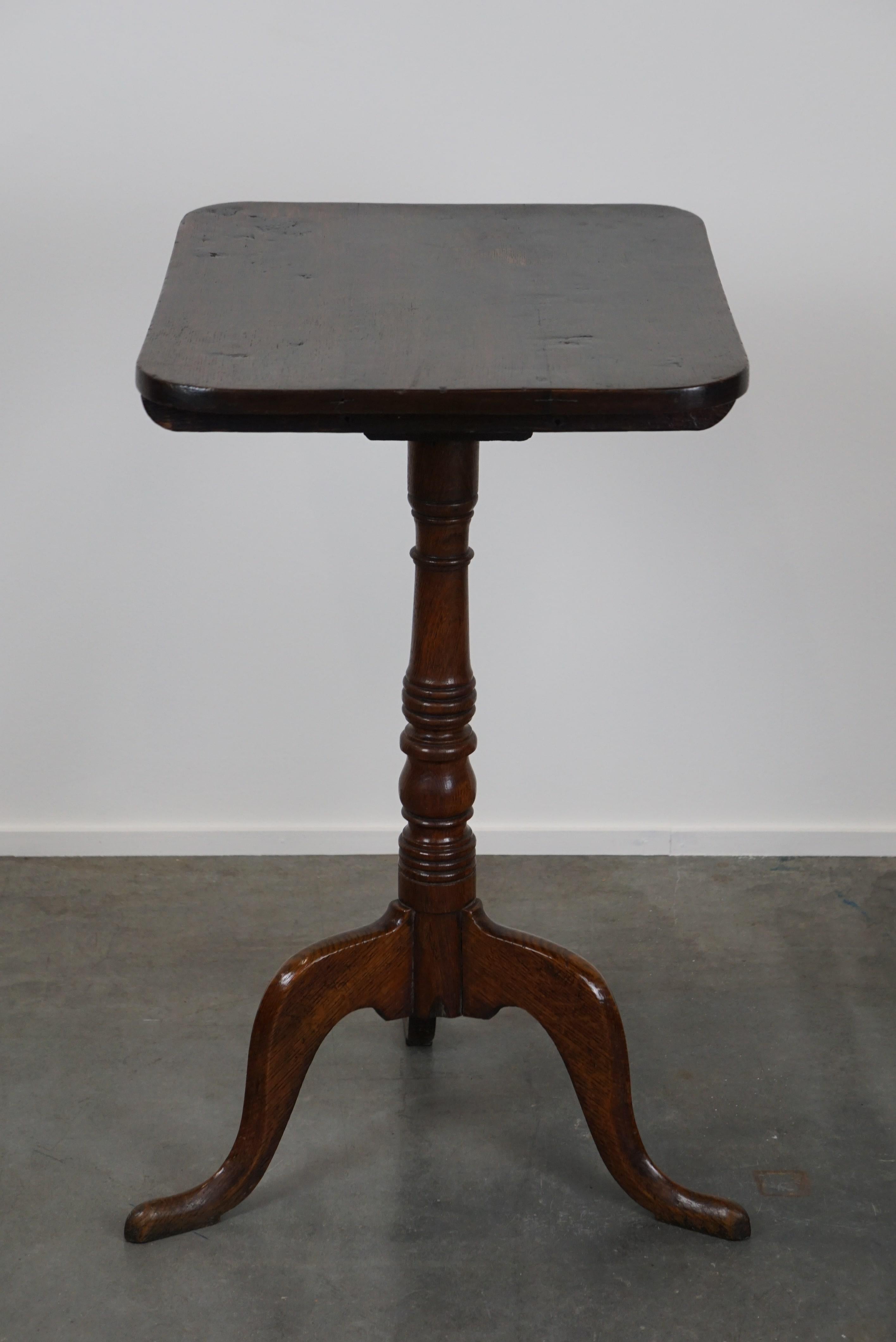 Nice antique English tilt-top table/side table with a square top In Good Condition For Sale In Harderwijk, NL