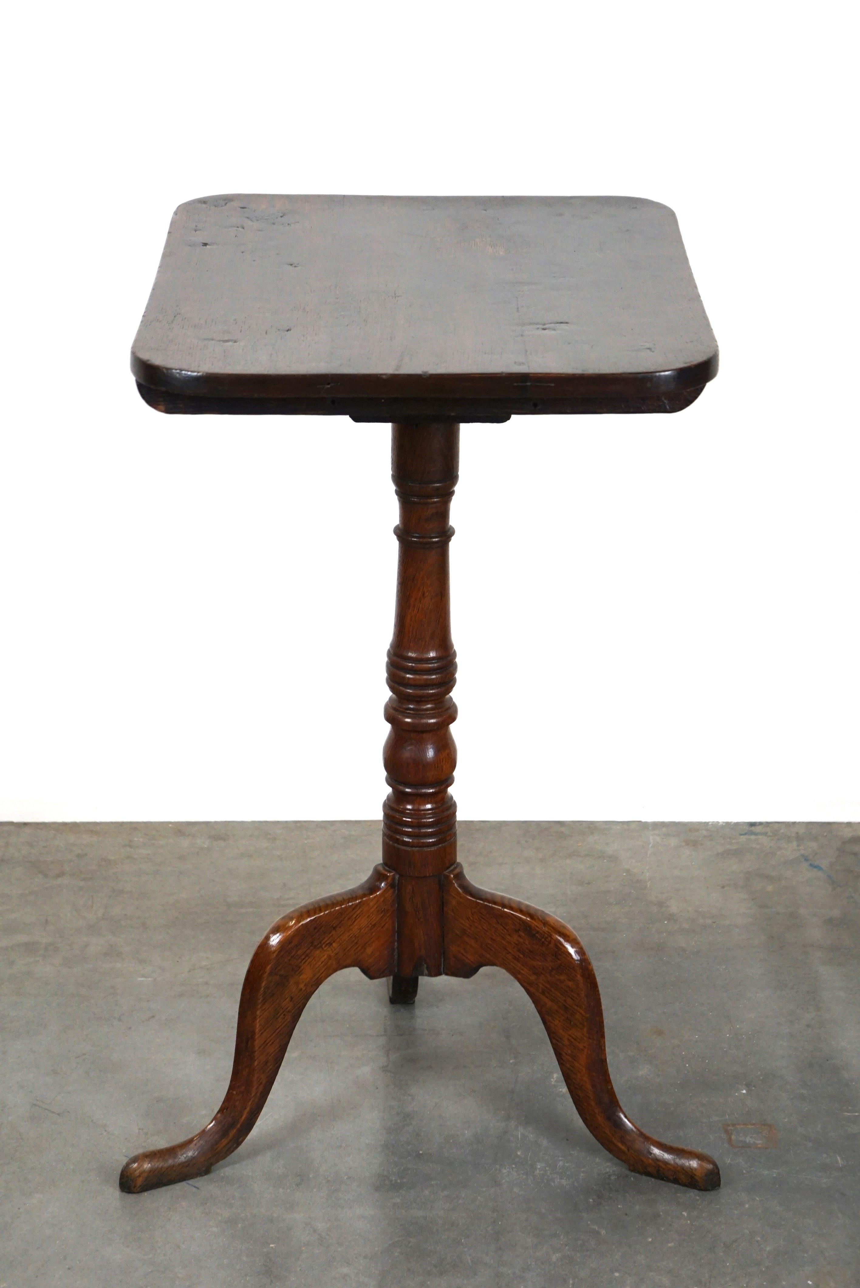 Nice antique English tilt-top table/side table with a square top In Good Condition For Sale In Harderwijk, NL