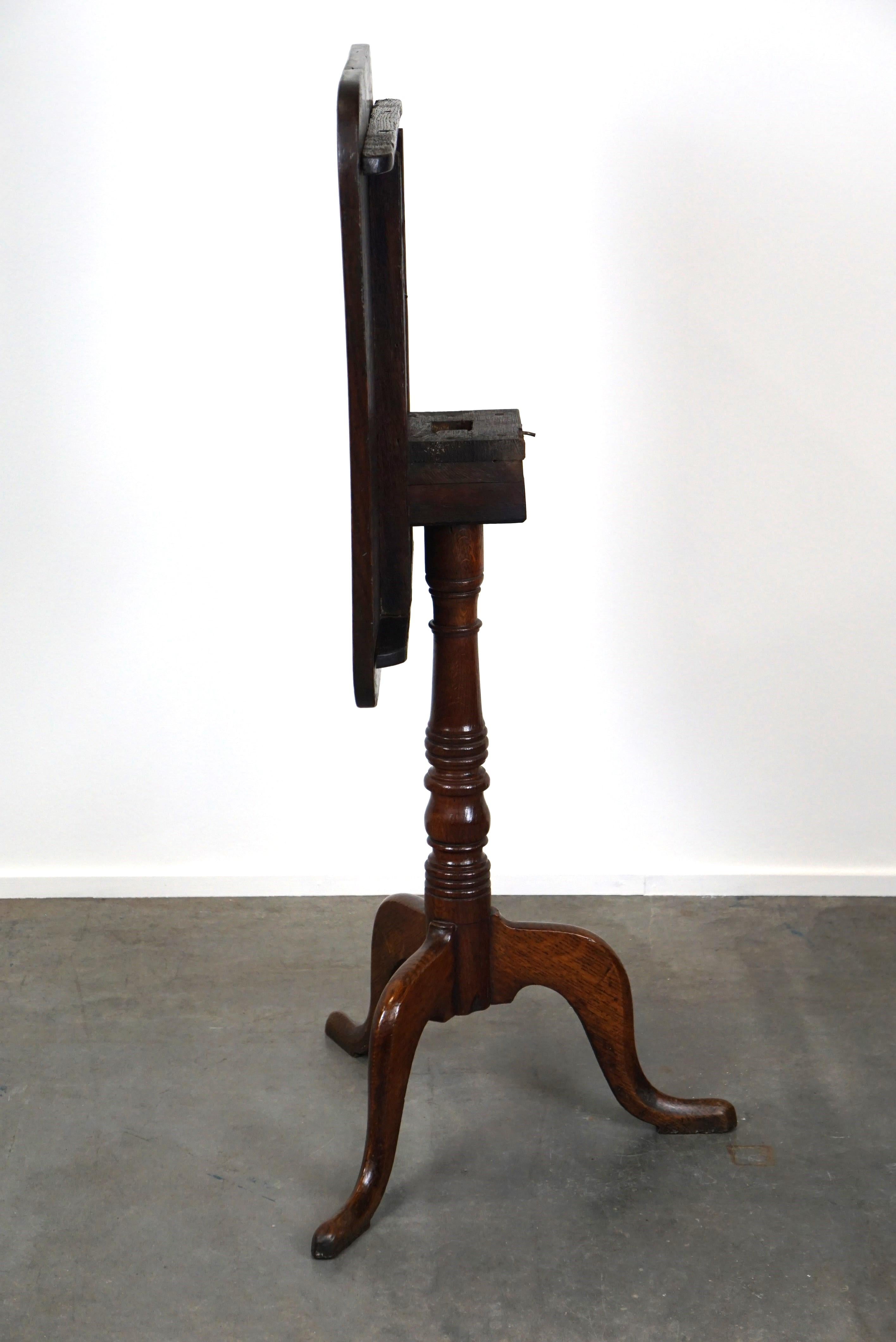 Nice antique English tilt-top table/side table with a square top For Sale 2