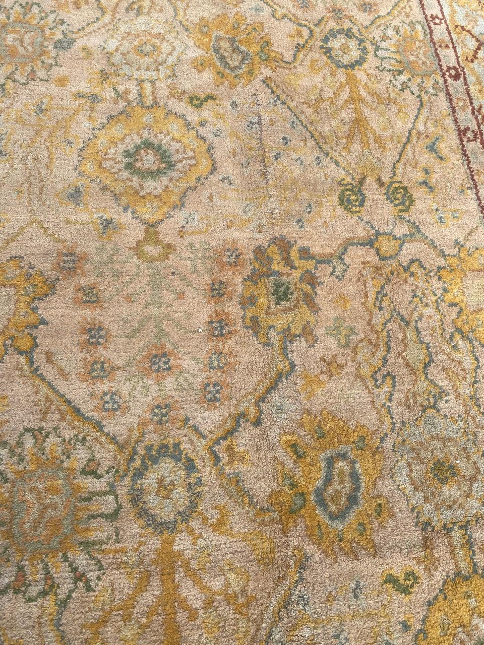 Laine Bobyrug's Nice Antique European Oushak Rug (tapis européen ancien)