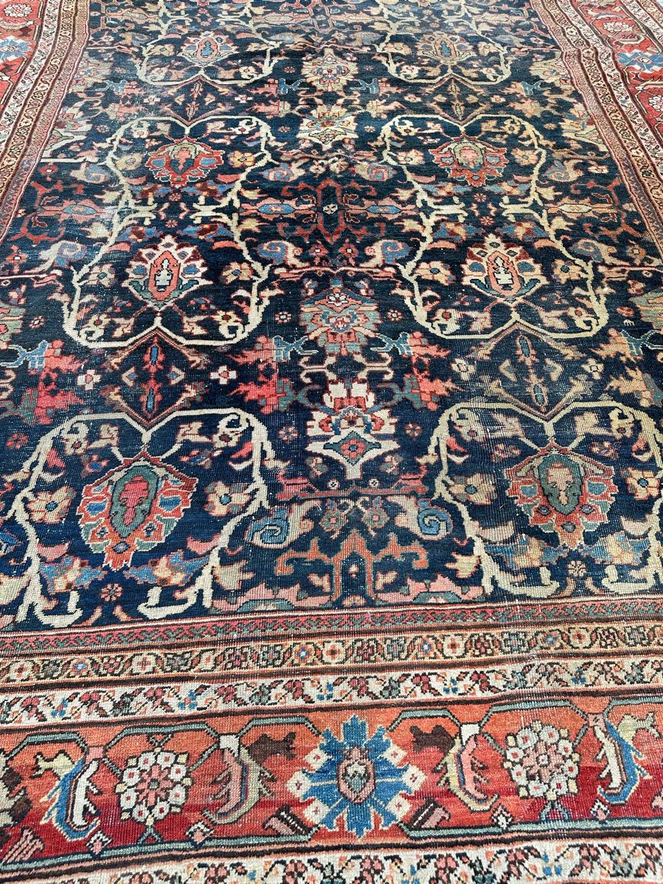 Exquisiter Mahal-Teppich aus dem 19. Jahrhundert - ein wahres Meisterwerk!

Entdecken Sie diesen atemberaubenden Mahal-Teppich aus dem 19. Jahrhundert, der mit einem komplizierten Allover-Muster mit stilisierten Blumen verziert ist. Sorgfältig